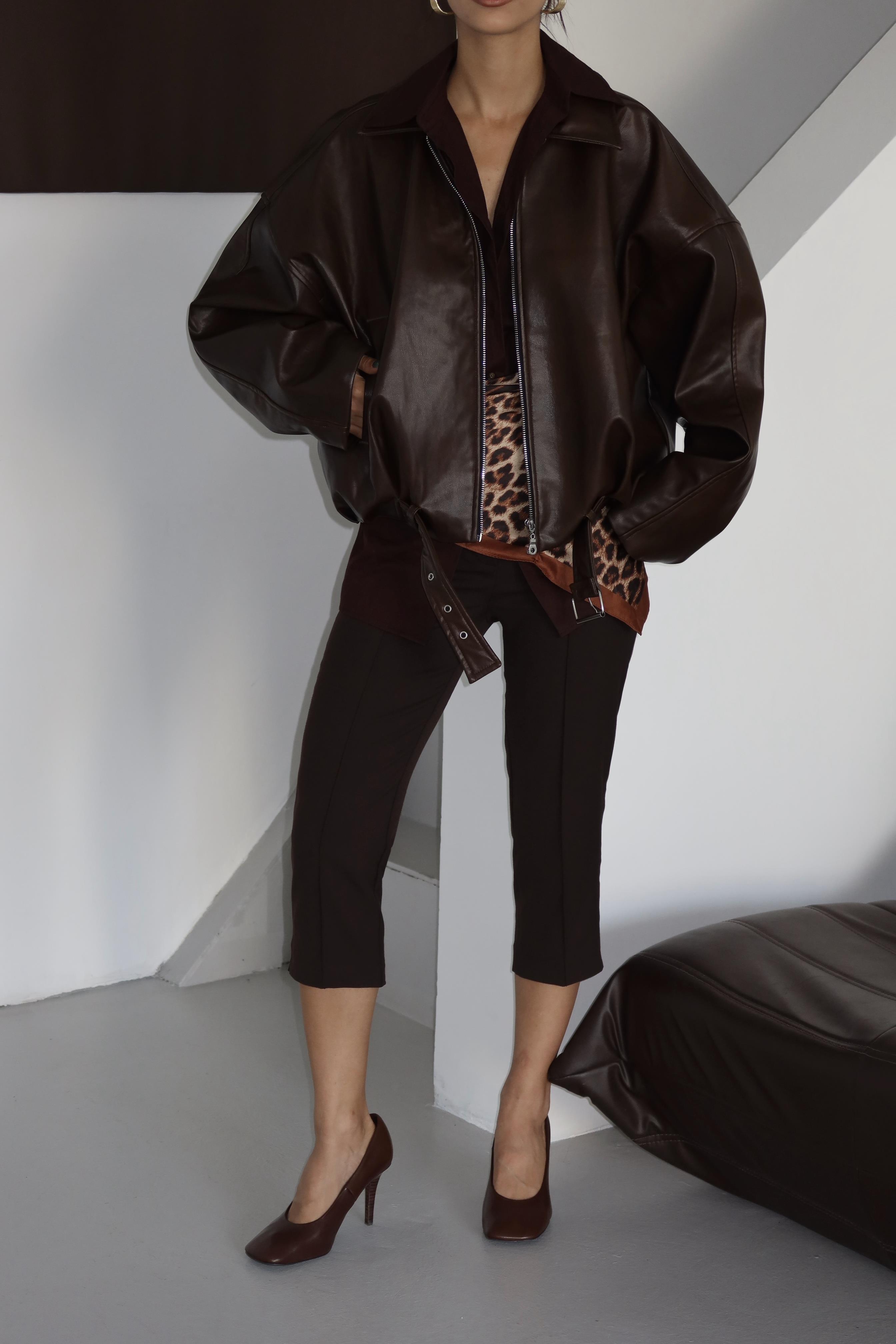 KAHVE ÖNDEN DİKİŞLİ CAPRİ PANTOLON