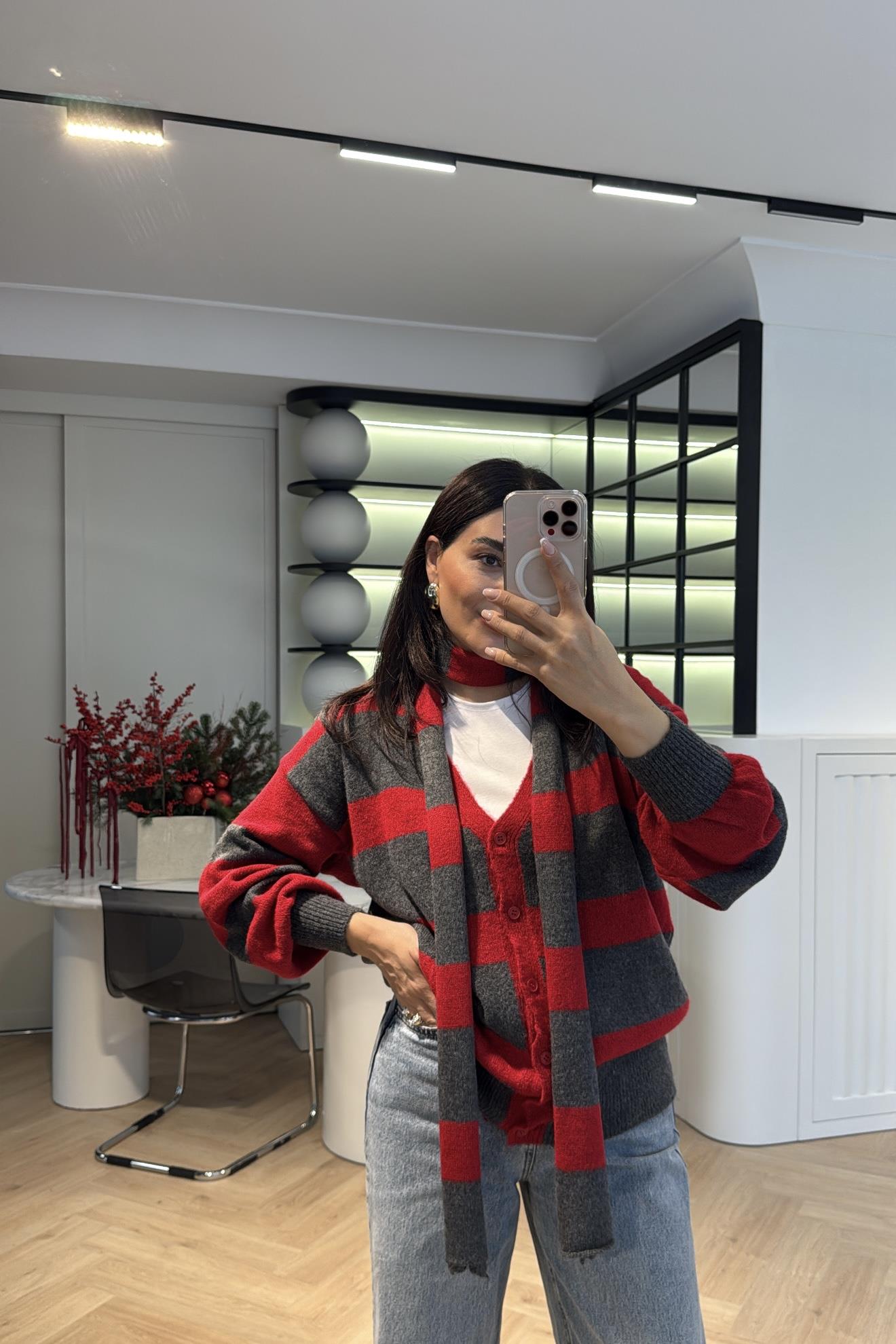 KIRMIZI ÇİZGİLİ ATKILI OVERSİZE KALIP HIRKA