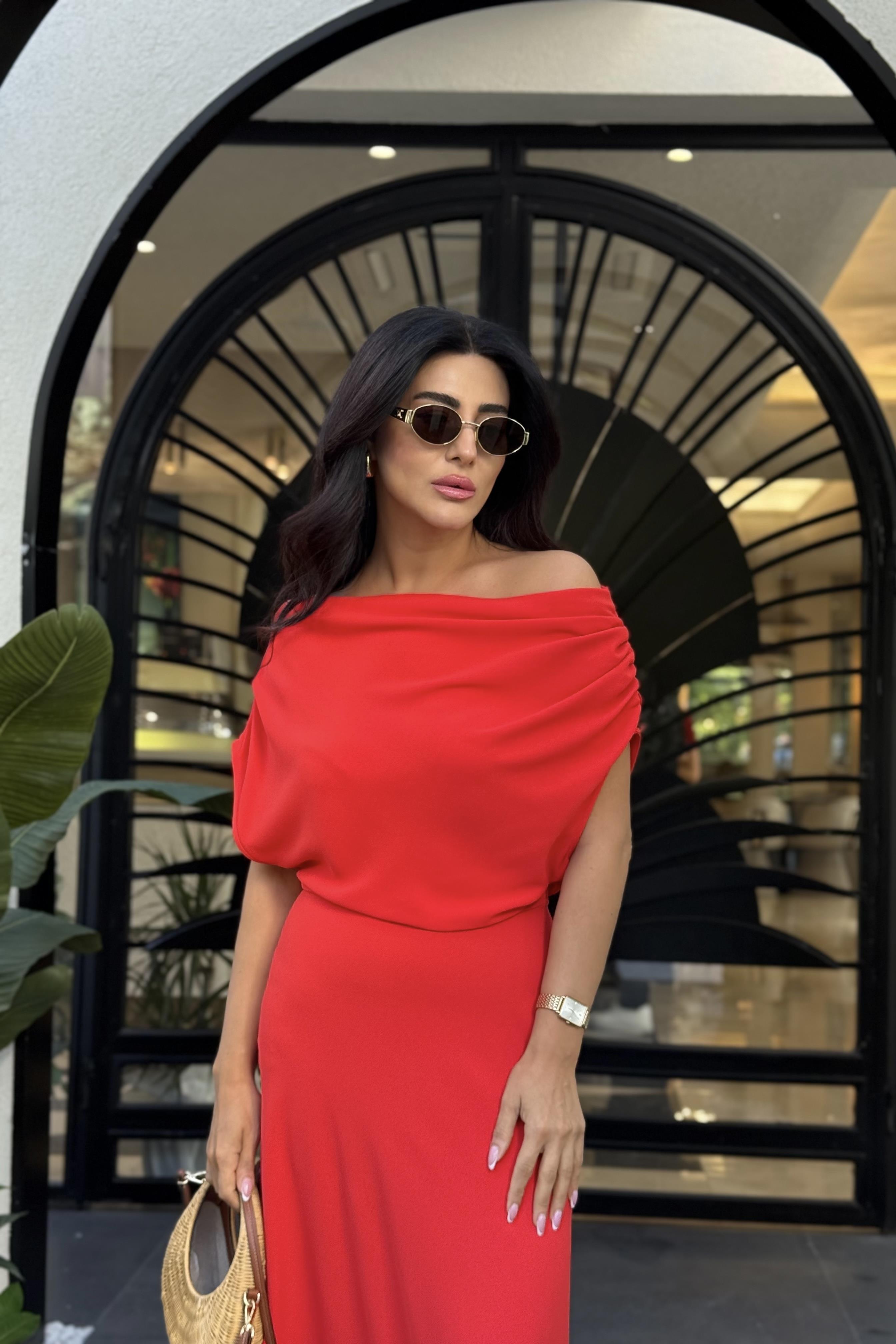 KIRMIZI YANDAN FERMUARLI OMUZ DEKOLTELİ ELBİSE 