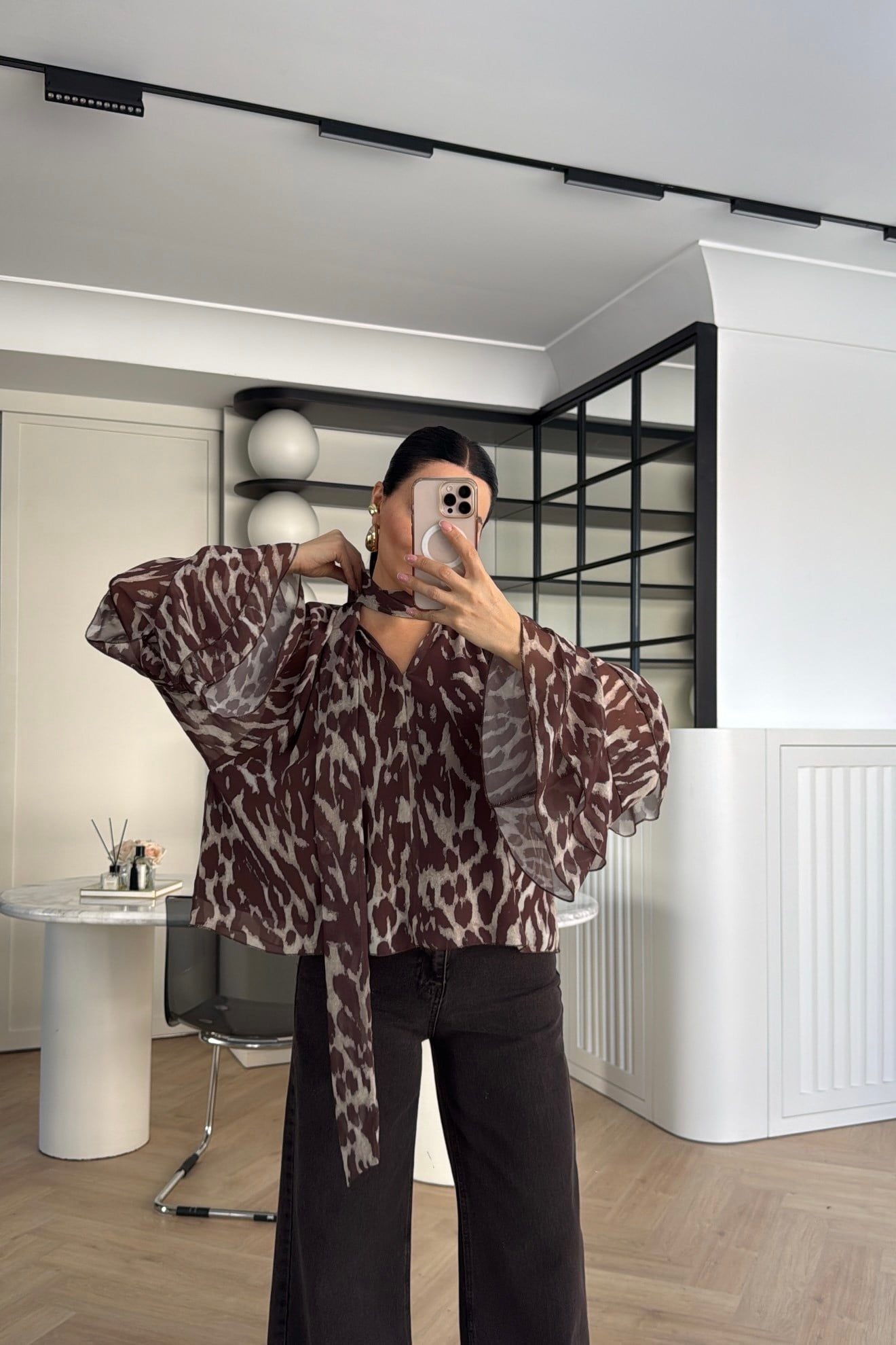 LEOPAR DESENLİ FULAR YAKALI ŞİFON BLUZ KAHVE