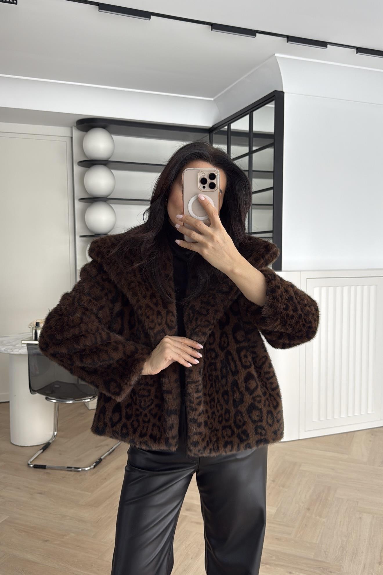 LEOPAR DESENLİ GENİŞ YAKA KÜRK 