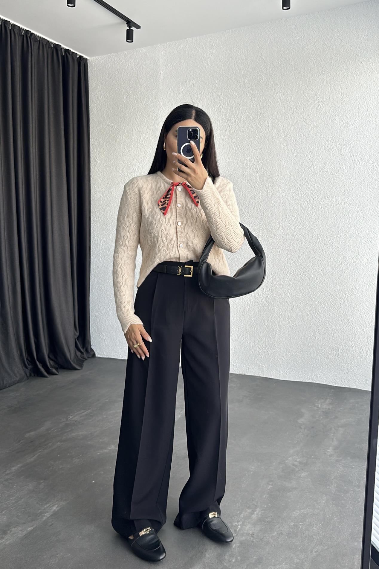 Leopar Fular Detaylı Şık Düğmeli Triko Hırka 