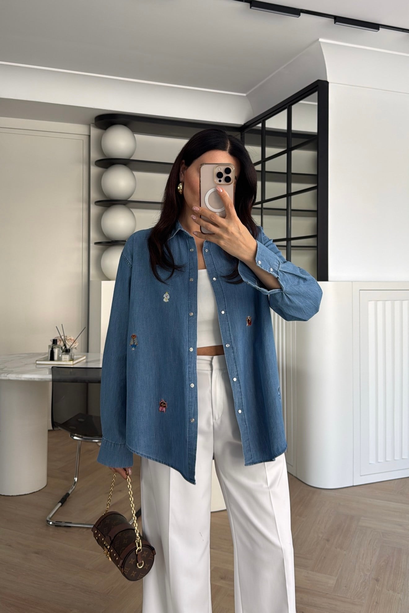 MARKA MODEL İŞLEMELİ DENİM GÖMLEK MAVİ 