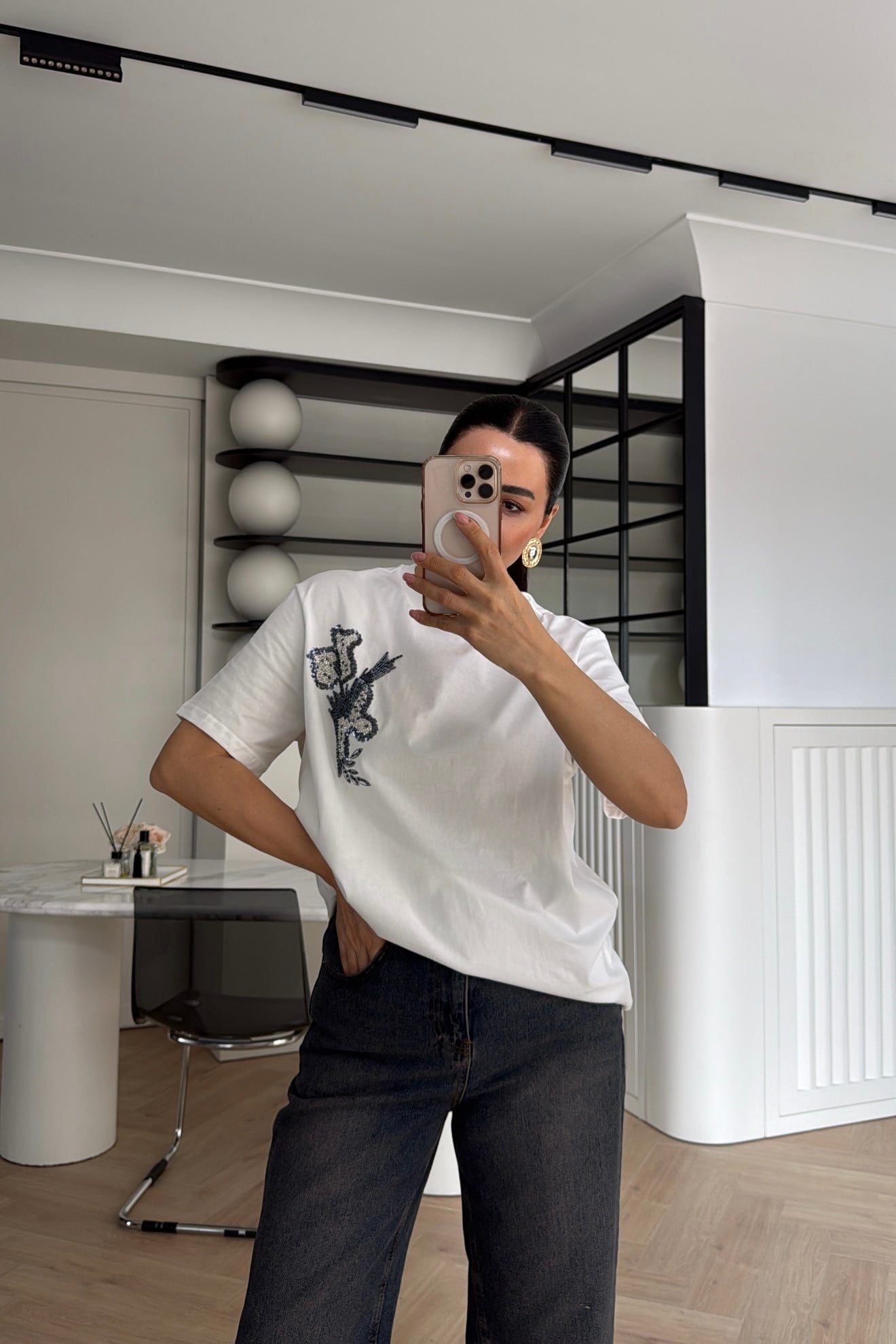 MARKA MODEL İŞLEMELİ TİŞÖRT BEYAZ 