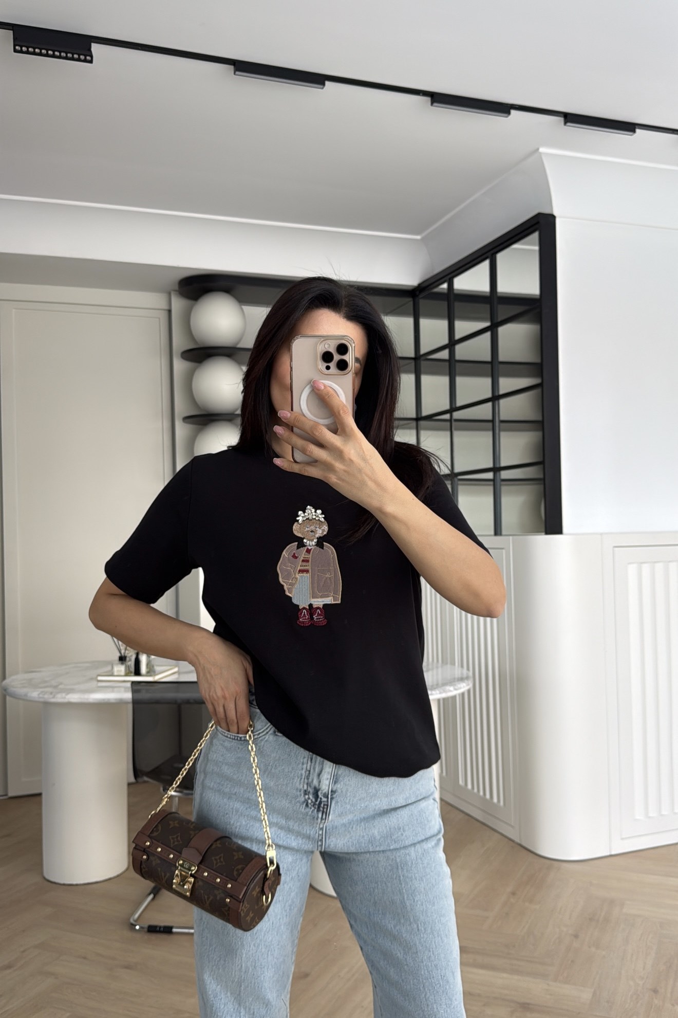 MARKA TAŞ İŞLEMELİ AYICIK DETAYLI TİŞÖRT SİYAH 