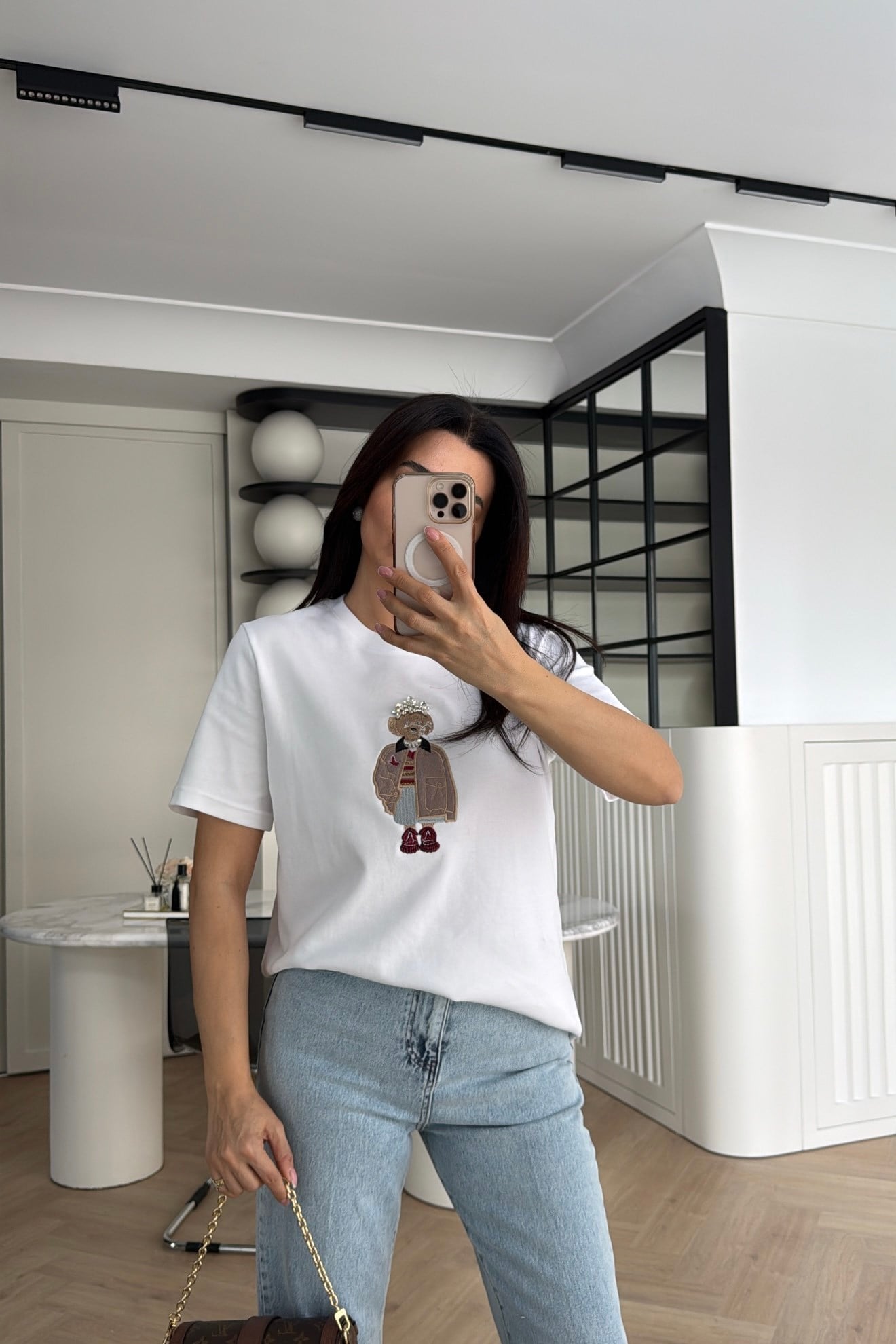 MARKA TAŞ İŞLEMELİ AYICIK DETAYLI TİŞÖRT BEYAZ 