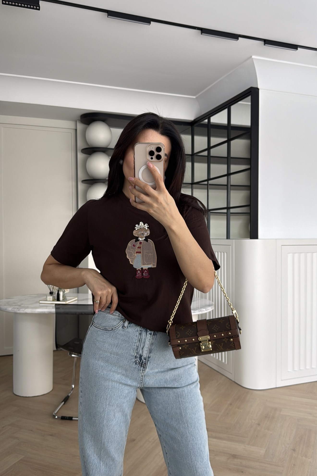 MARKA TAŞ İŞLEMELİ AYICIK DETAYLI TİŞÖRT KAHVE 