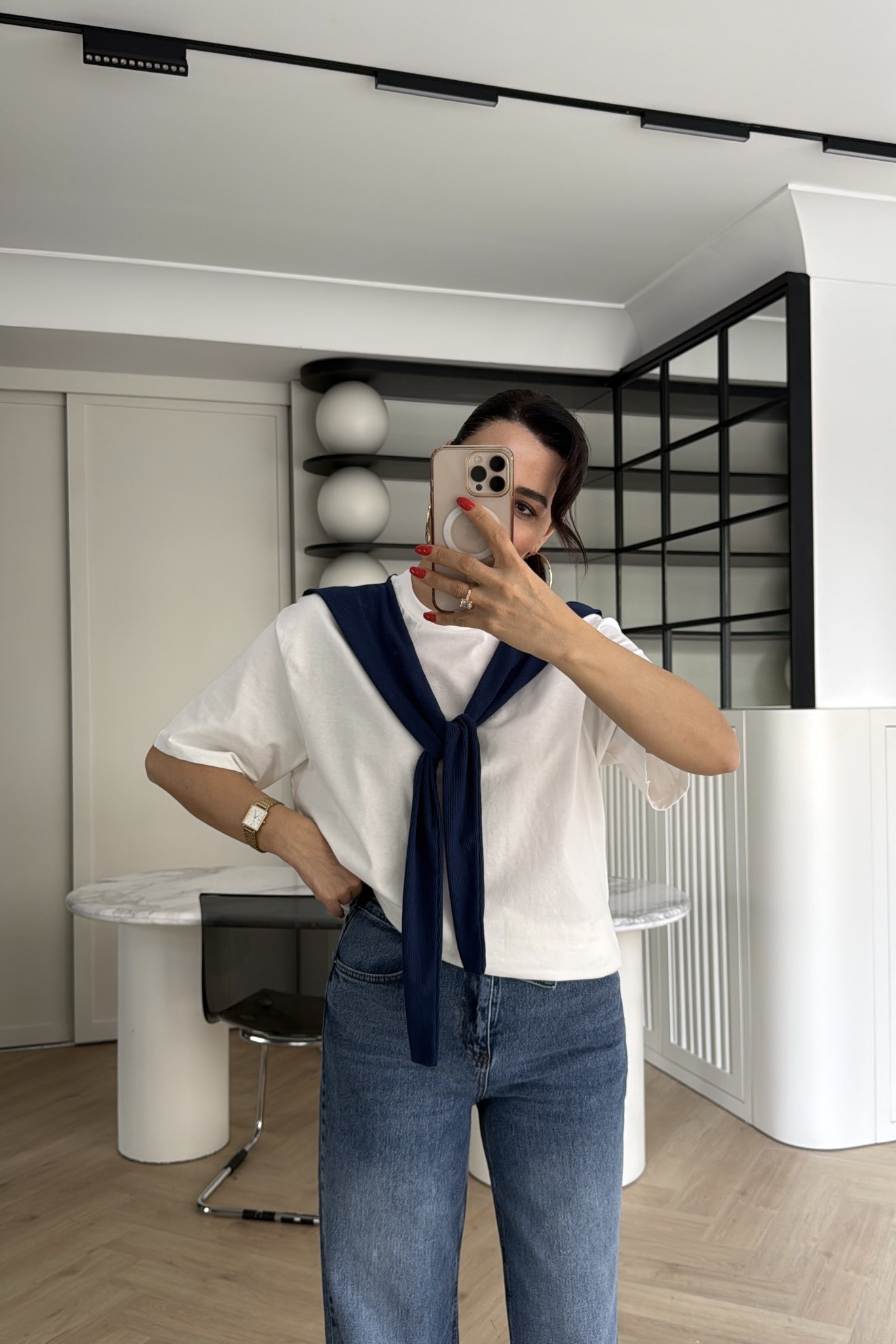 OMUZ DETAYLI LACİVERT RENKLİ BASİC TİŞÖRT BEYAZ 