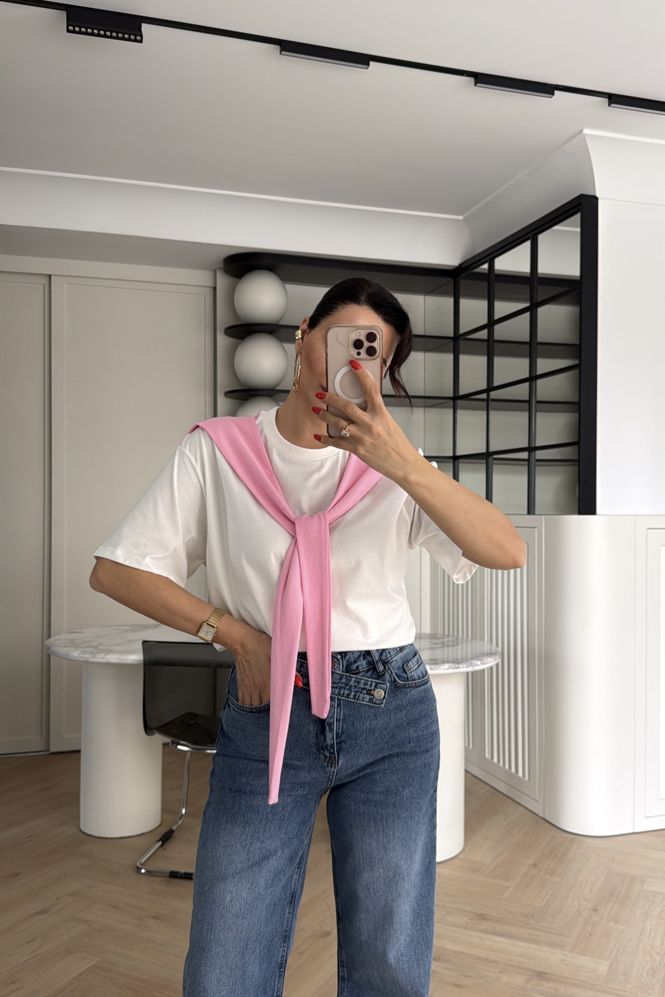 OMUZ DETAYLI PEMBE RENKLİ BASİC TİŞÖRT BEYAZ 