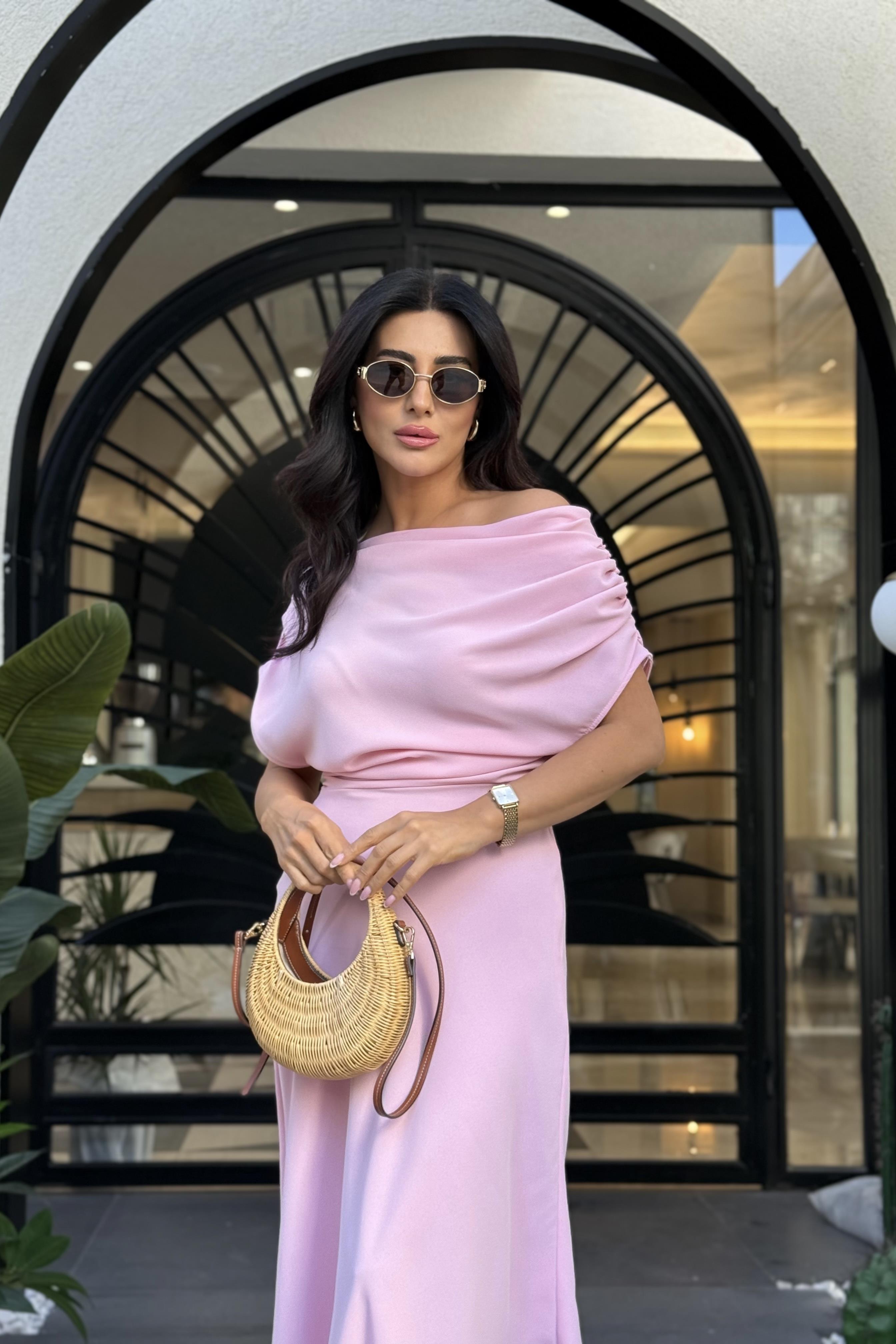 PEMBE YANDAN FERMUARLI OMUZ DEKOLTELİ ELBİSE