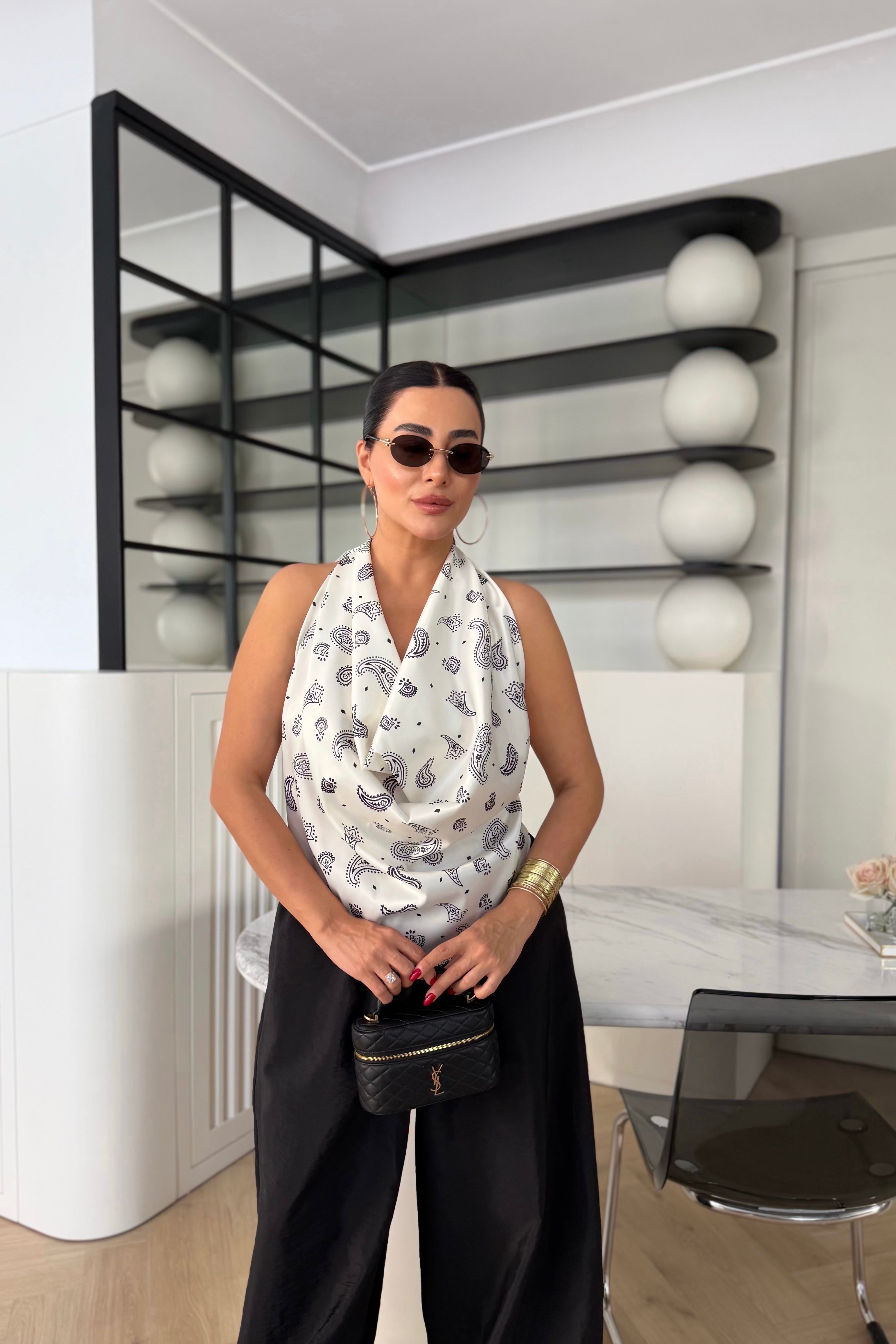 ŞAL DESEN SIRT DEKOLTELİ MARKA MODEL SATEN BLUZ 