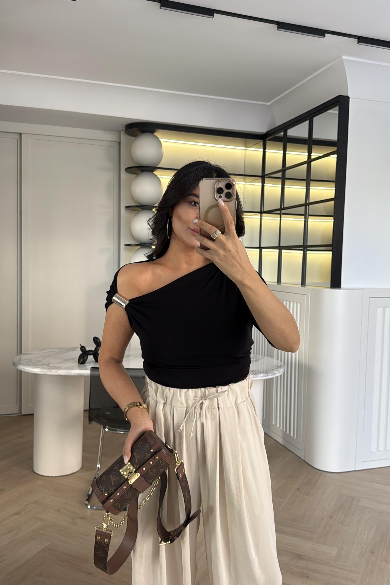 SİYAH AKSESUAR DETAYLI VİSKON BLUZ