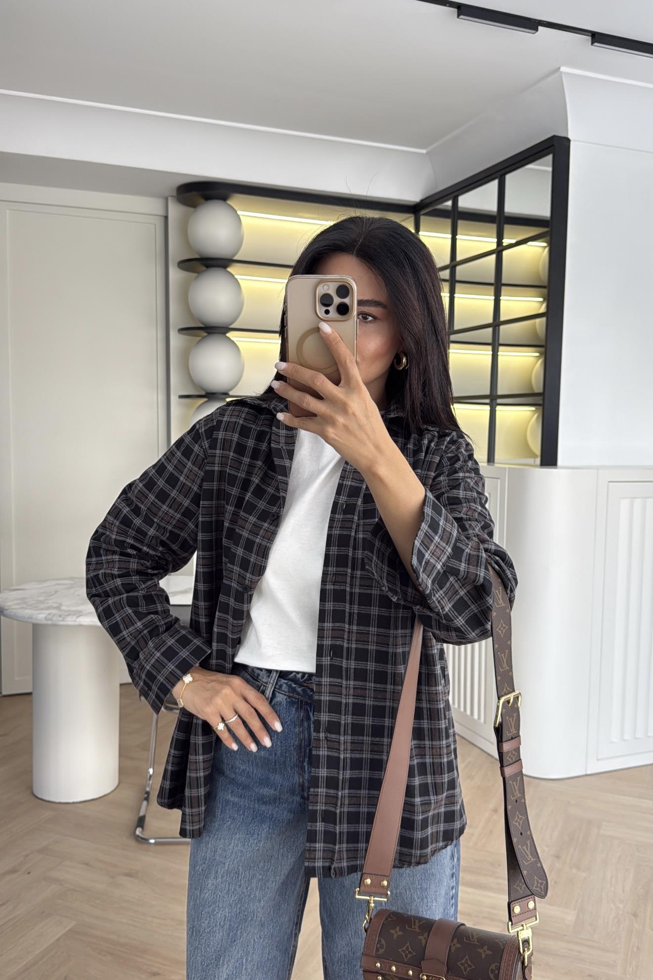 SİYAH EKOSE DÜĞMELİ GÖMLEK