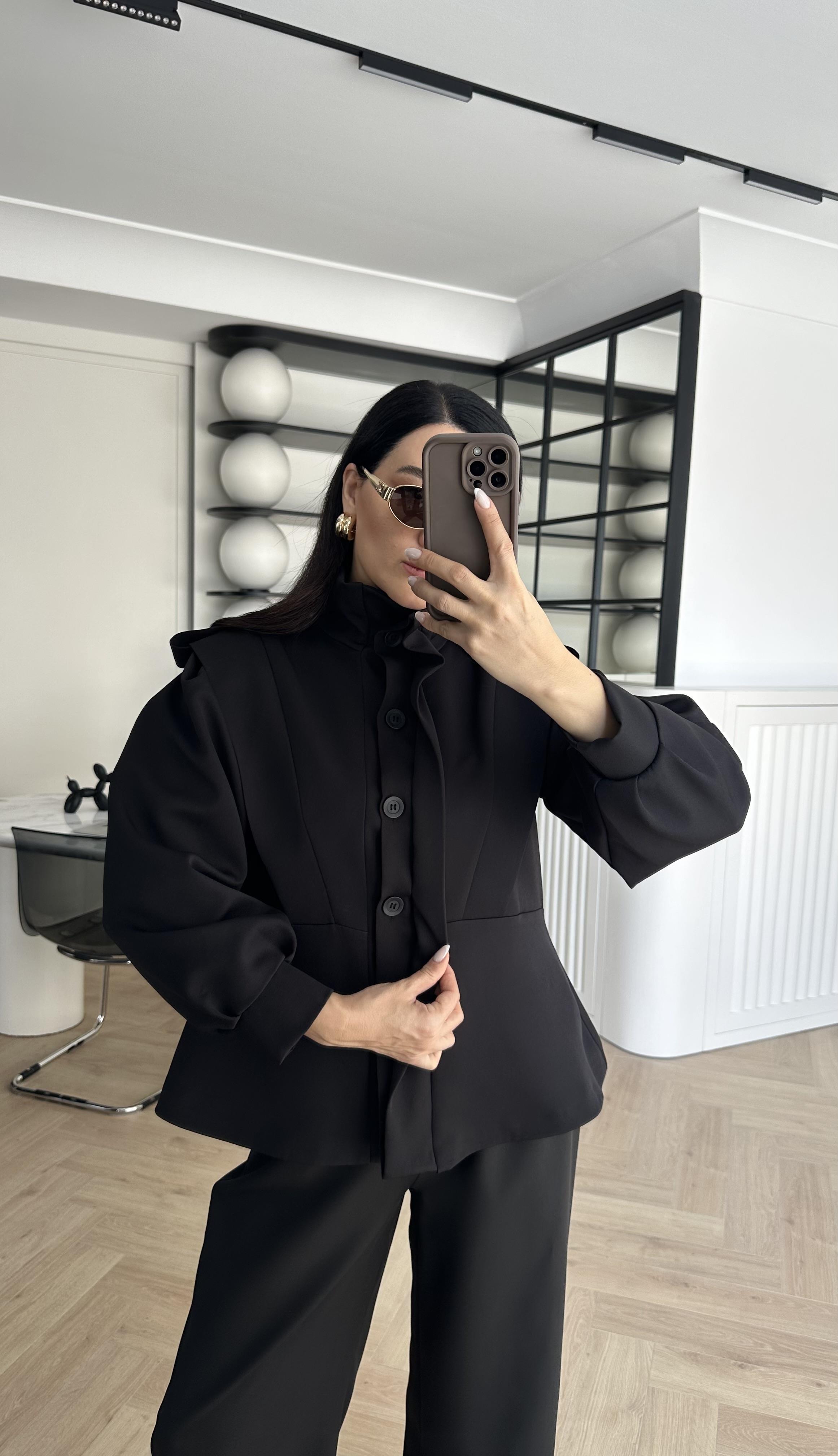 Siyah Kemerli Dik Yaka Tasarın Ceket