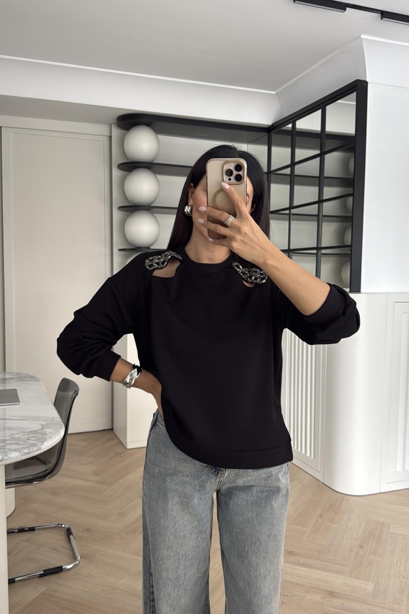 SİYAH OMZU TAŞ DETAYLI SWEATSHİRT 