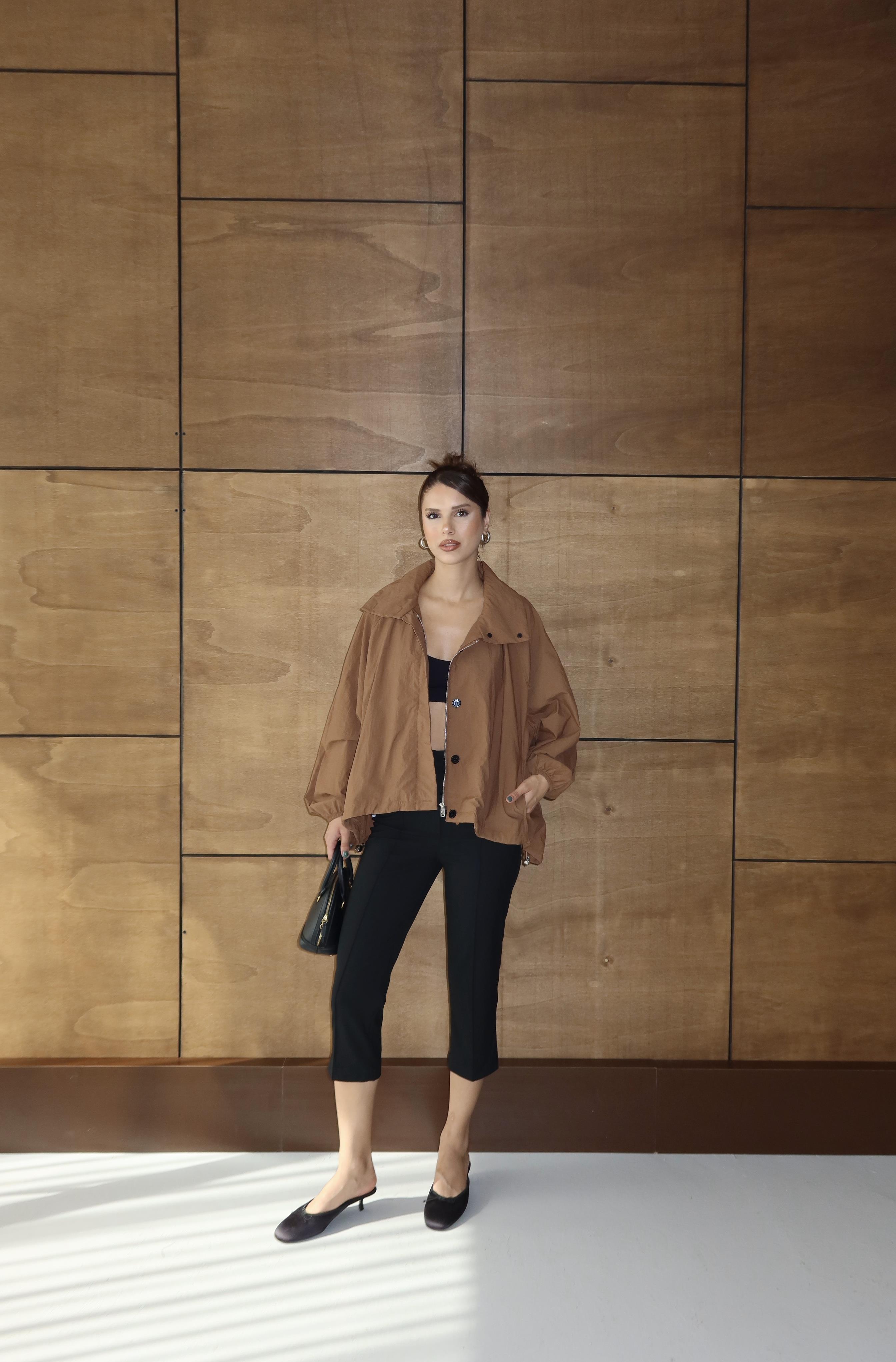 SİYAH ÖNDEN DİKİŞLİ CAPRİ PANTOLON