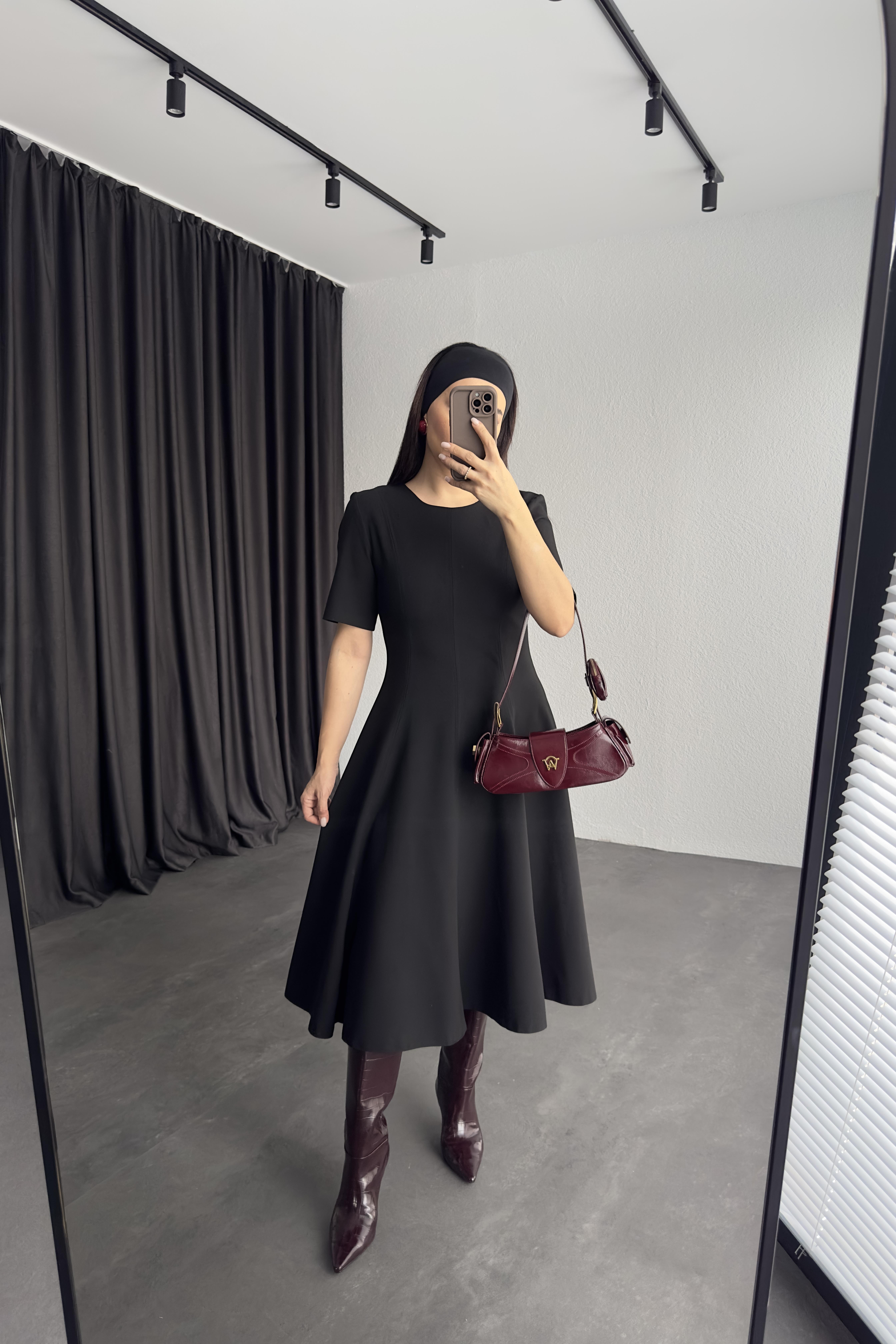 Siyah Renk Belden Oturtmalı Volanlı Elbise