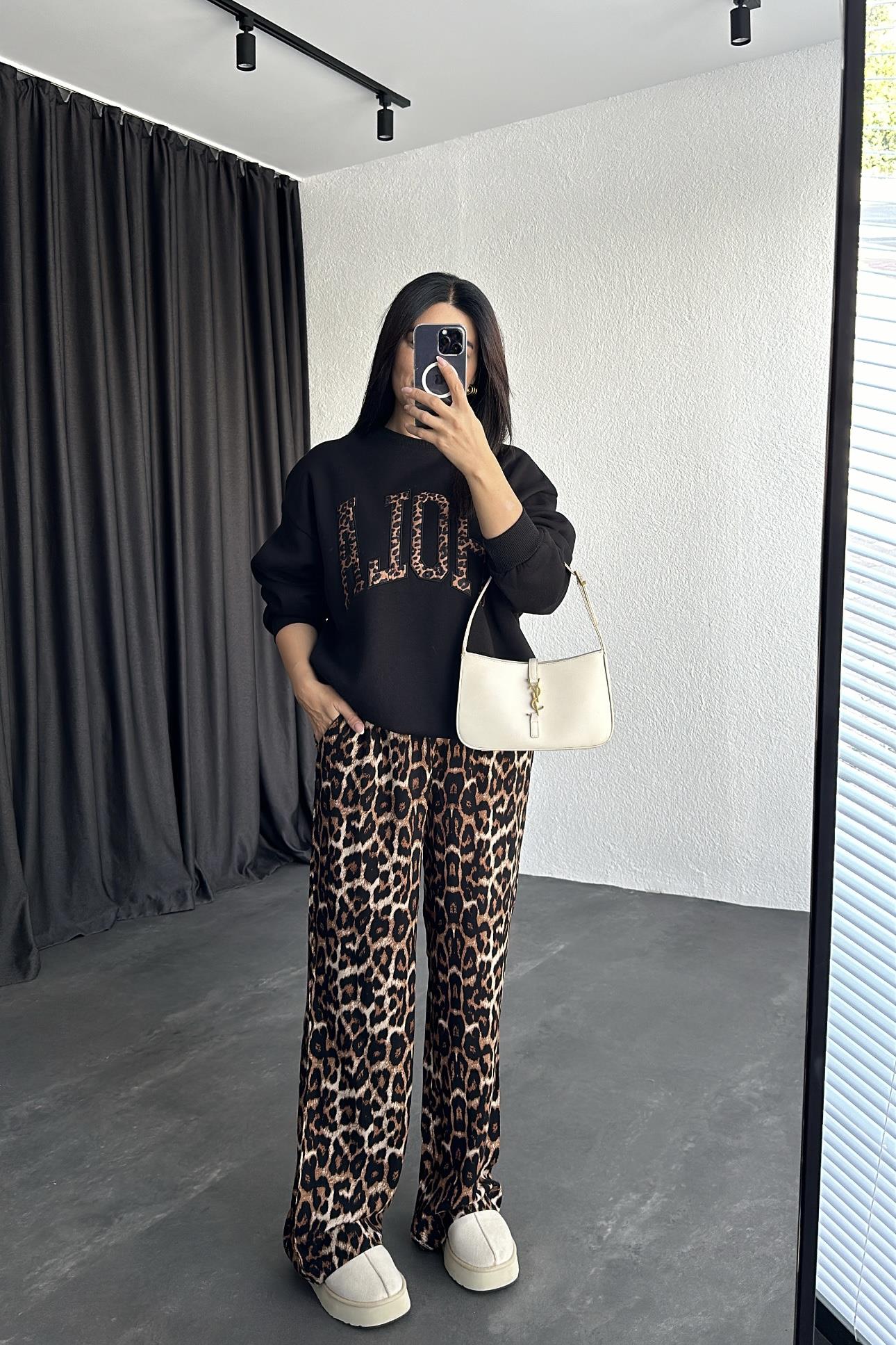 Siyah Renk Hola Sloganlı Şardonlu Sweatshırt