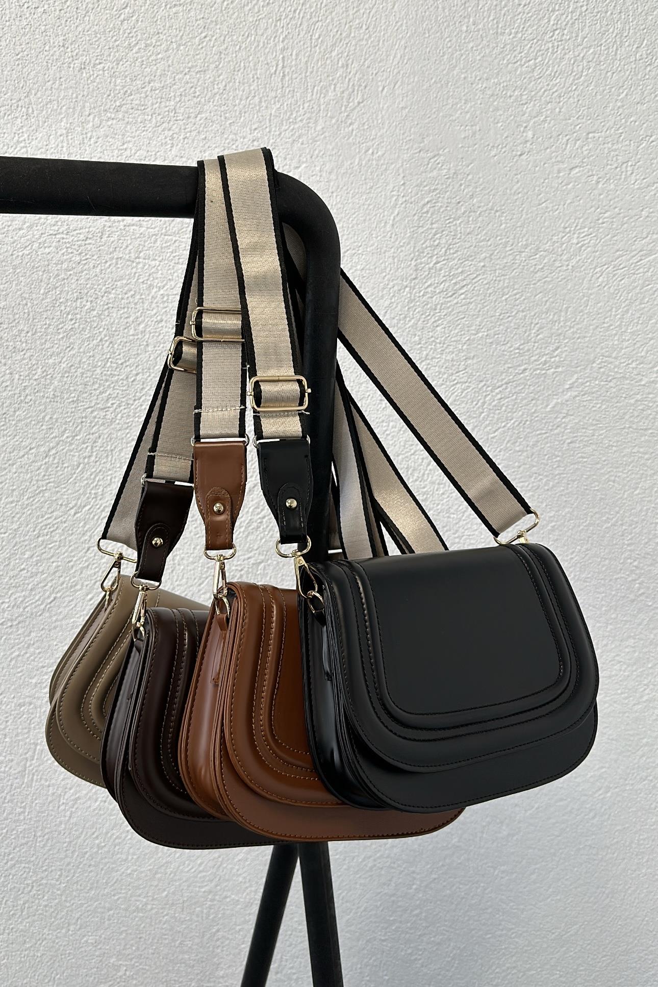 Siyah Renk Kapaklı Çanta