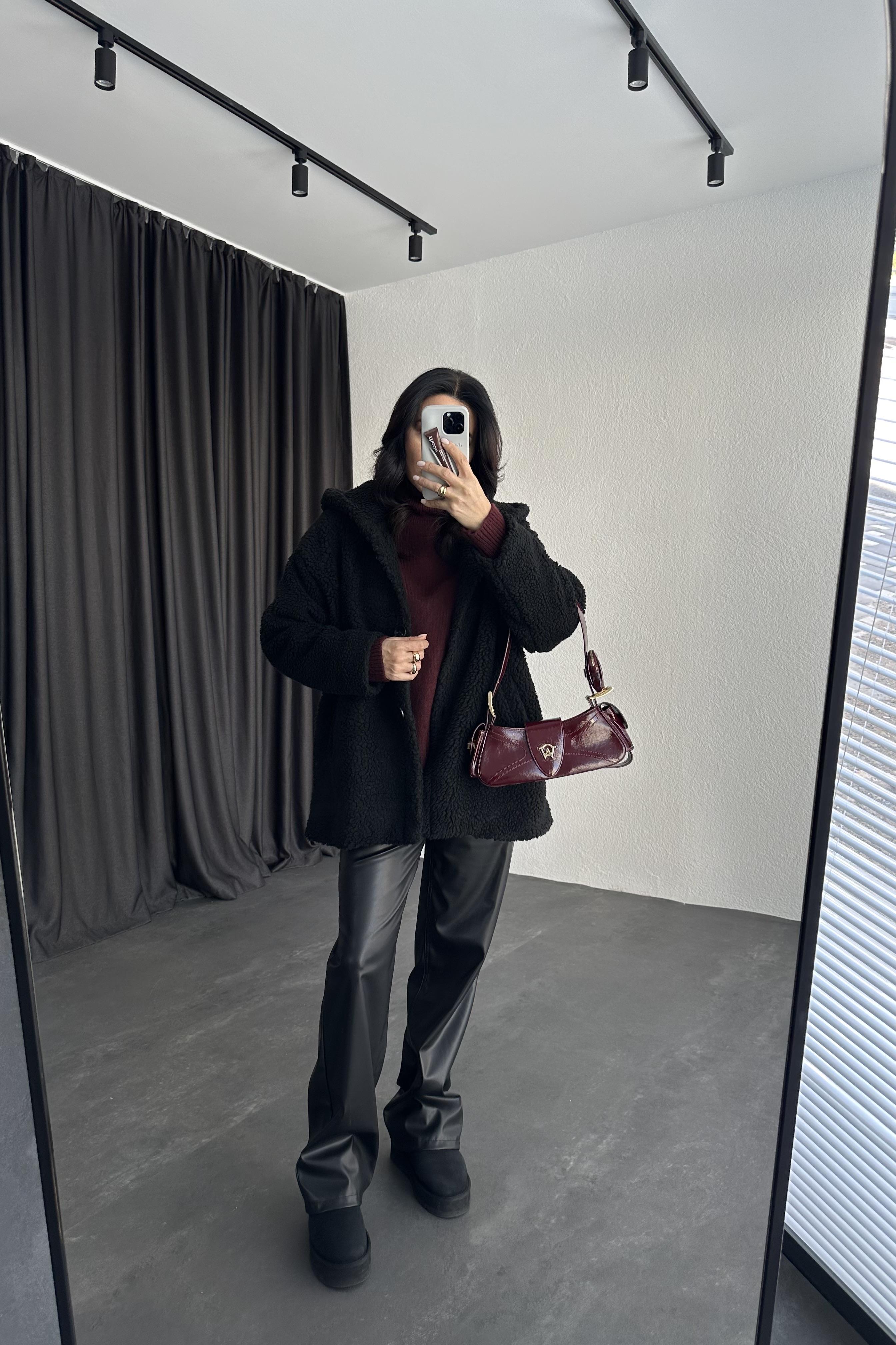 Siyah Renk Kapüşonlu Peluş Kürk 