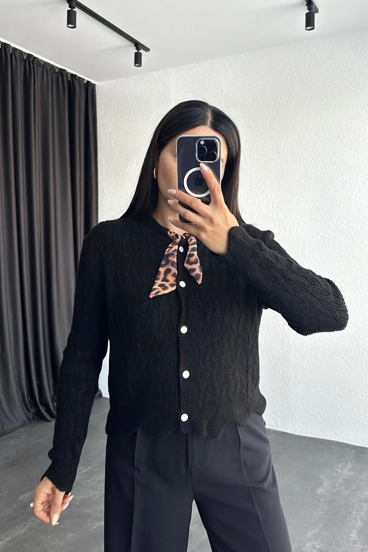 Siyah Renk Leopar Fular Detaylı Şık Düğmeli Triko Hırka 