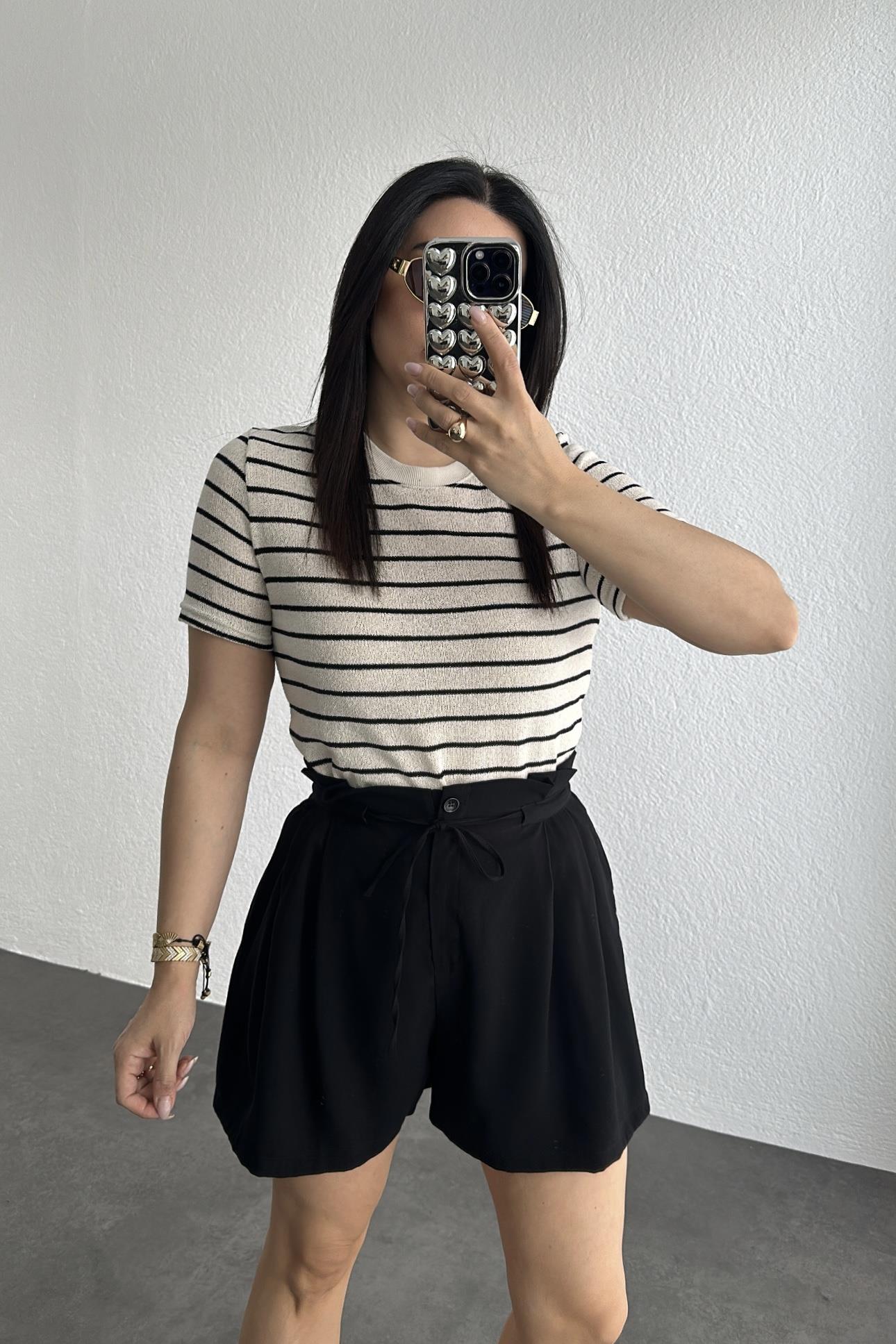 Siyah Renk Tensel Kumaş Rahat Kalıp Şort