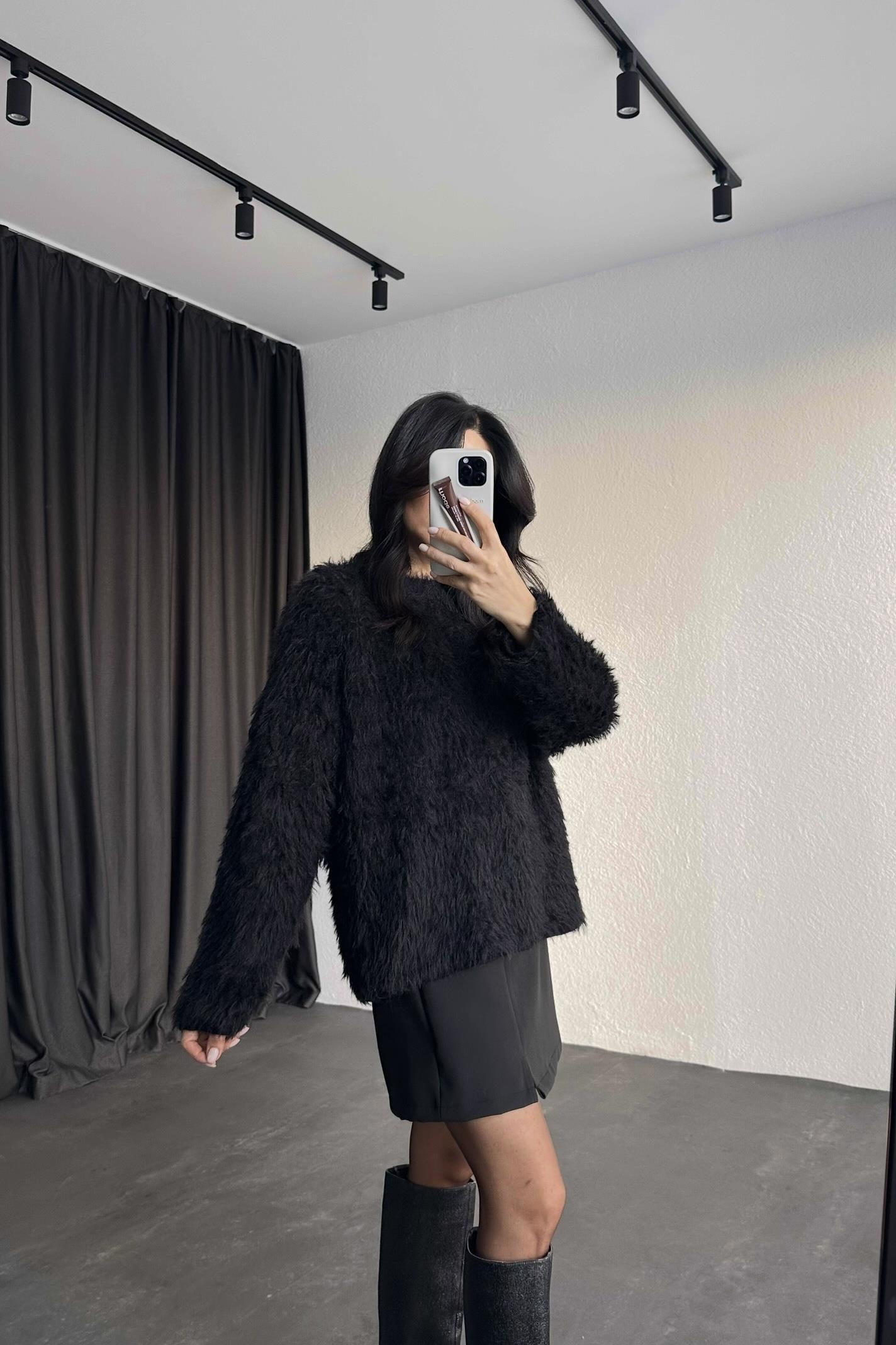 Siyah Renk Yumuşak Peluş Kazak