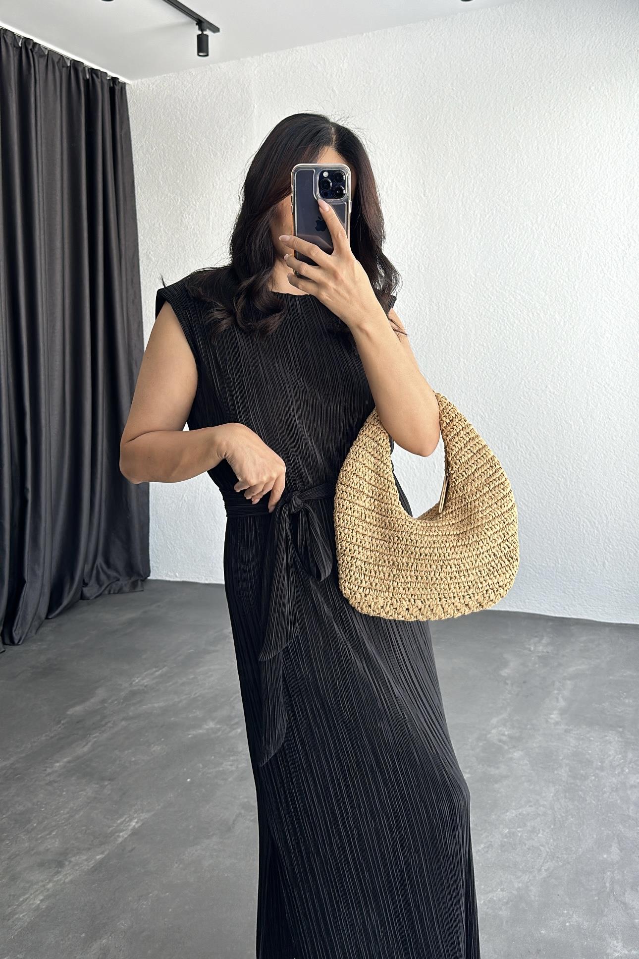 Siyah Vatkalı  Piliseli Kumaş Yırtmaçlı Elbise