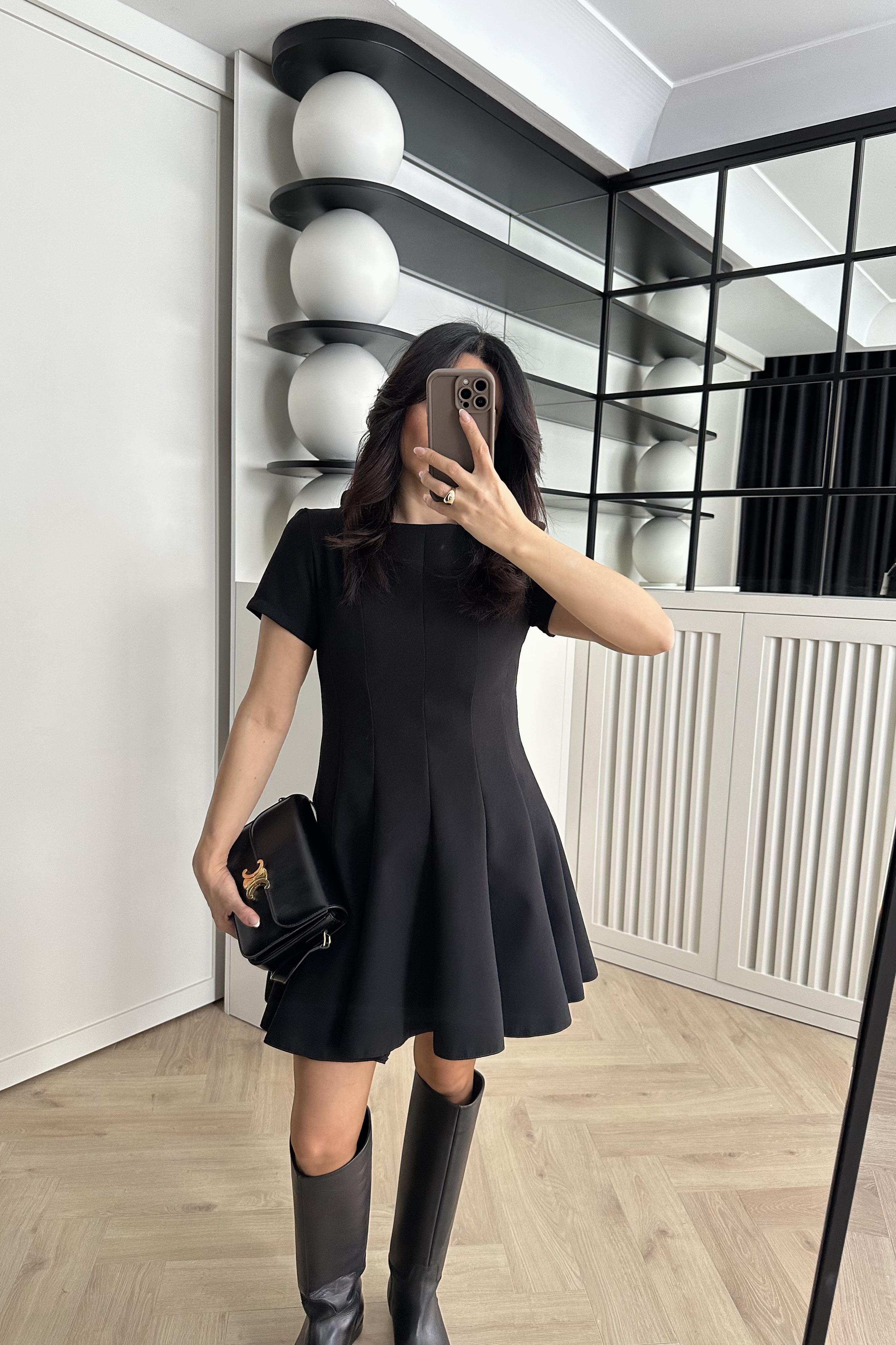 Siyah Volanlı Kısa Elbise