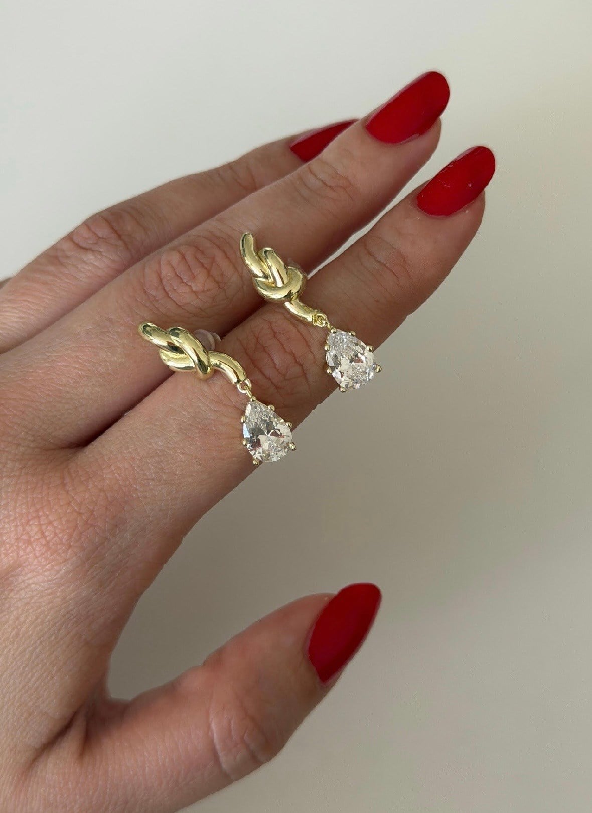 TAŞLI SALLANTILI TASARIM KÜPE 