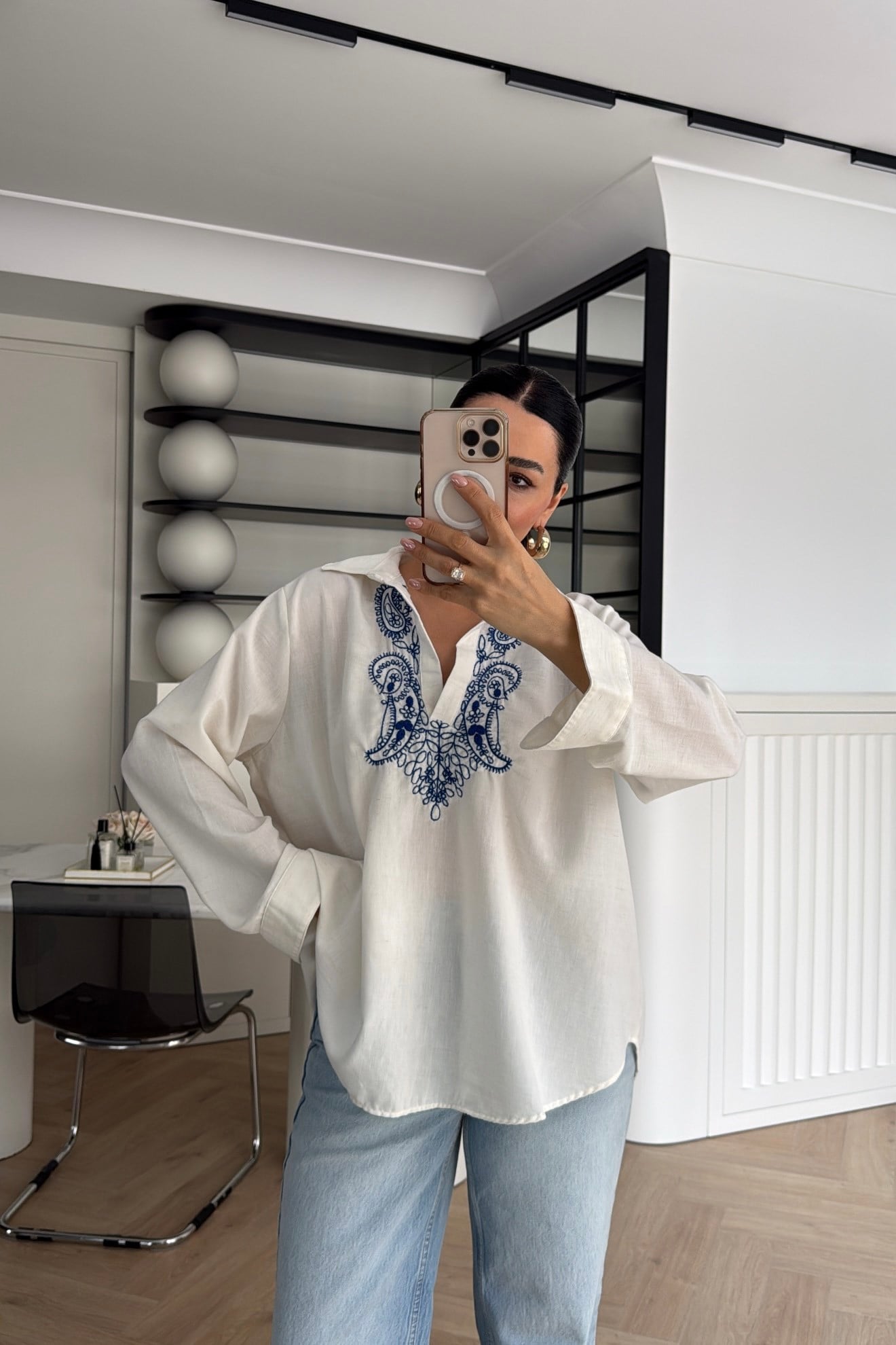 V YAKA NAKIŞ İŞLEMELİ GÖMLEK EKRU 