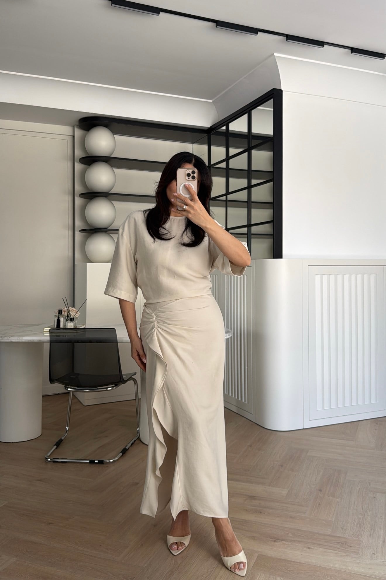 VOLAN VE PİLE DETAYLI ELBİSE EKRU