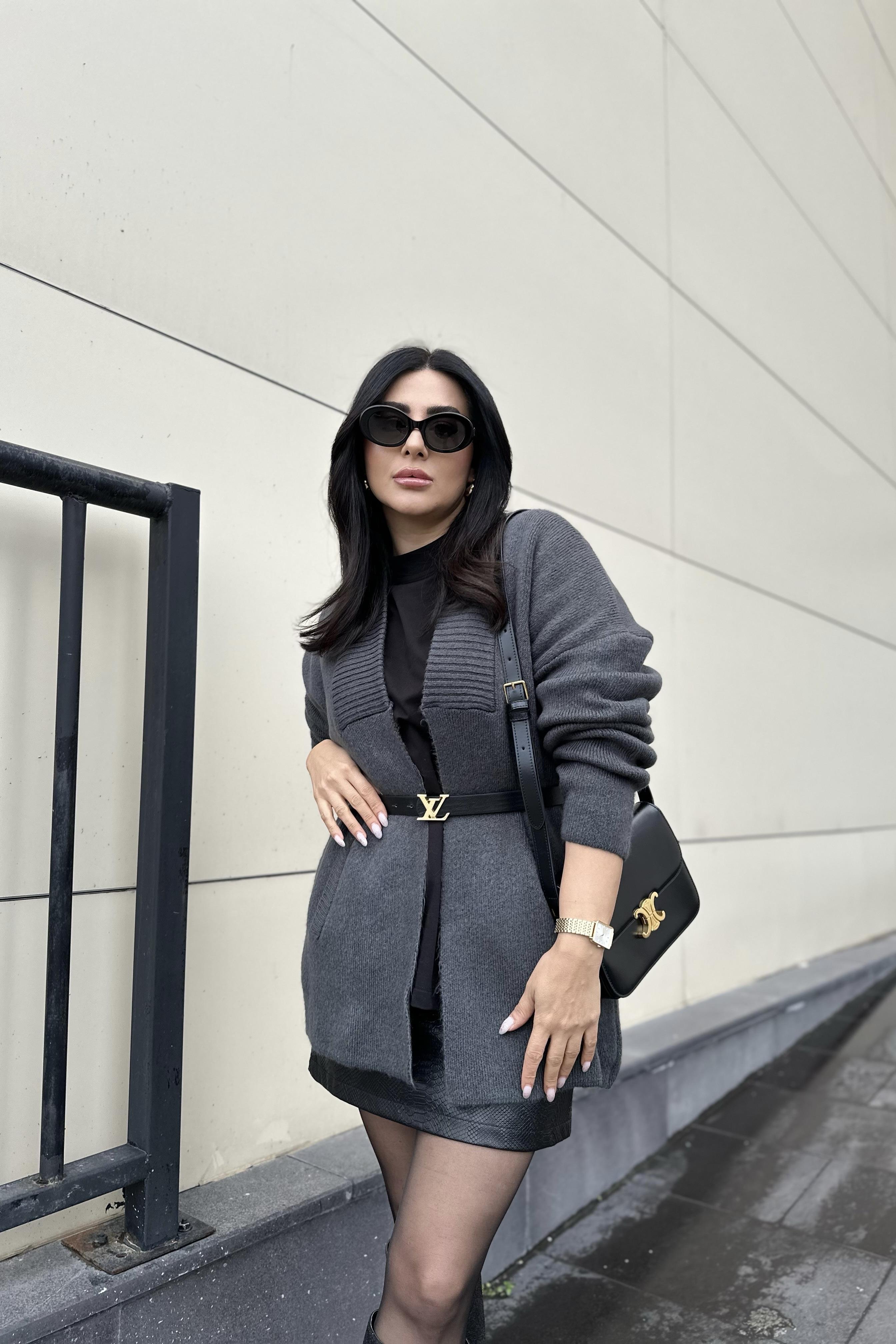 Yaka Detaylı Cepli Siyah Hırka