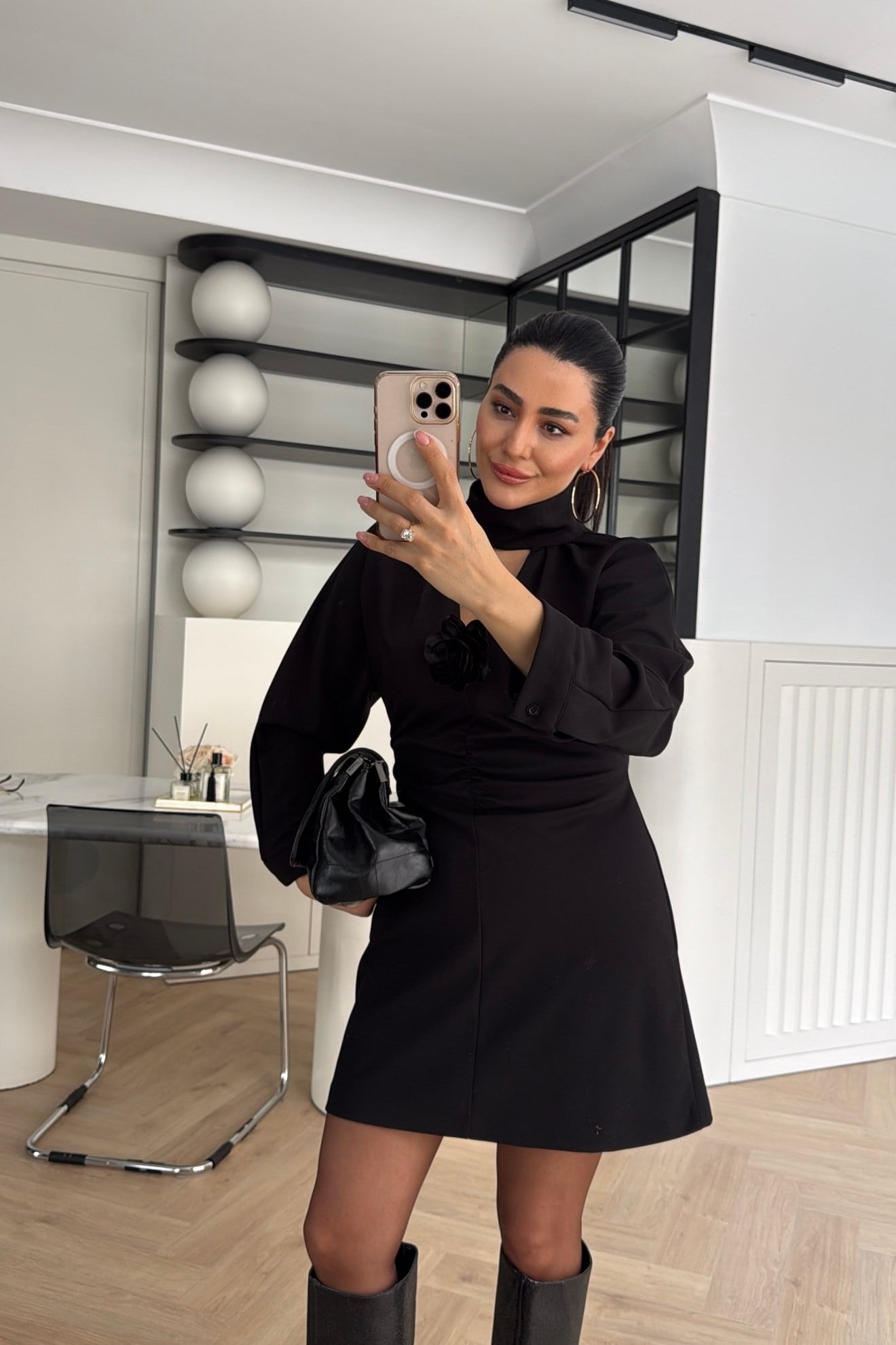 YAKASI GÜL BROŞLU KREP KUMAŞ MİNİ ELBİSE SİYAH 