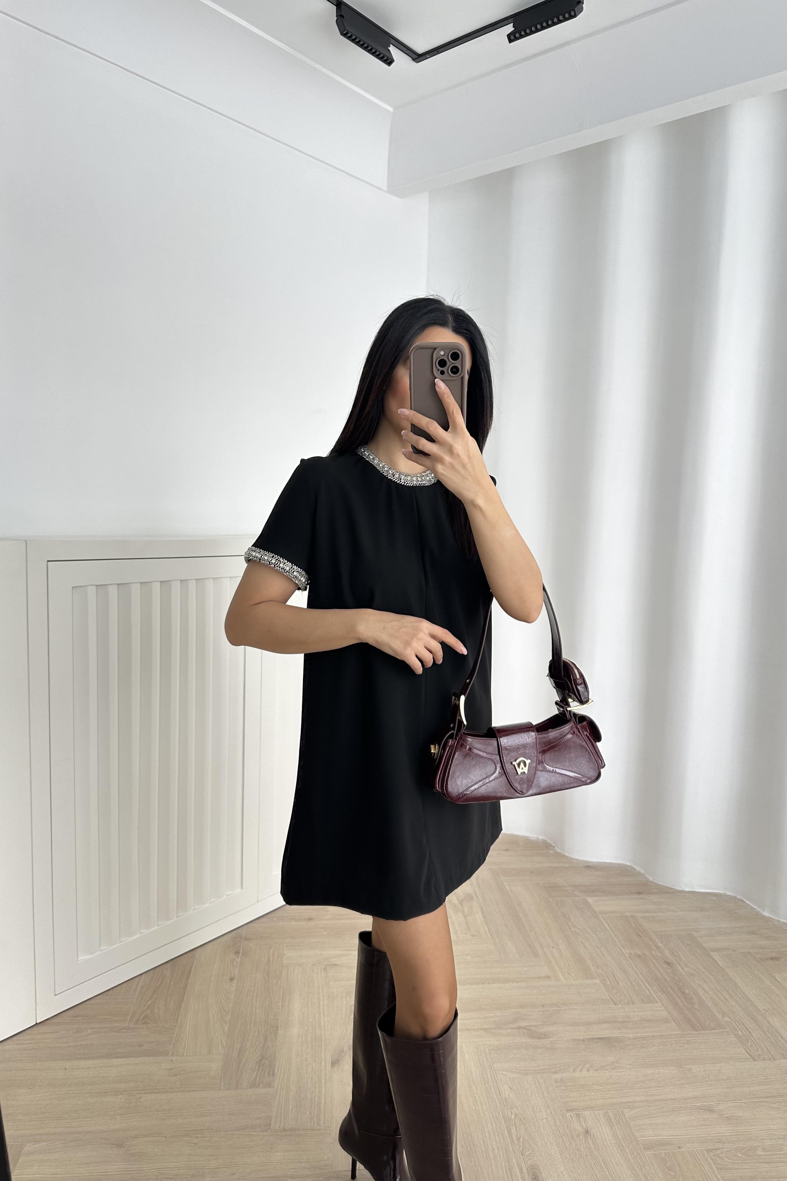 Yakası Kolu Taş Detaylı Siyah Renk Elbise