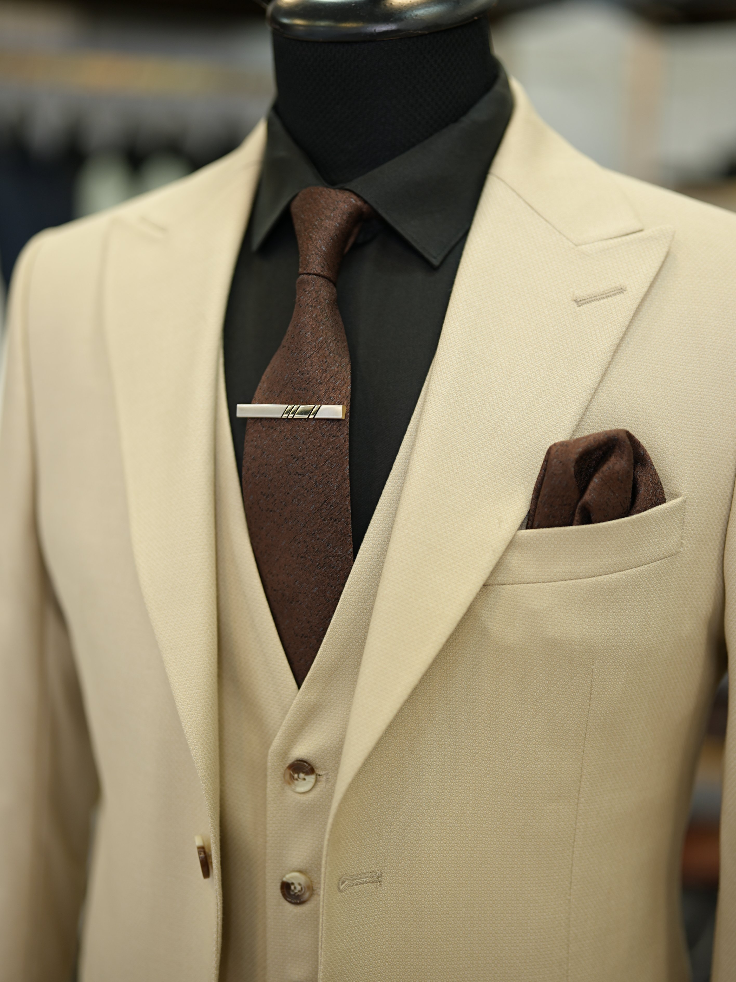 Abito da uomo Dobby con collo a rondine, stile italiano, giacca slim fit, gilet, pantaloni - Beige