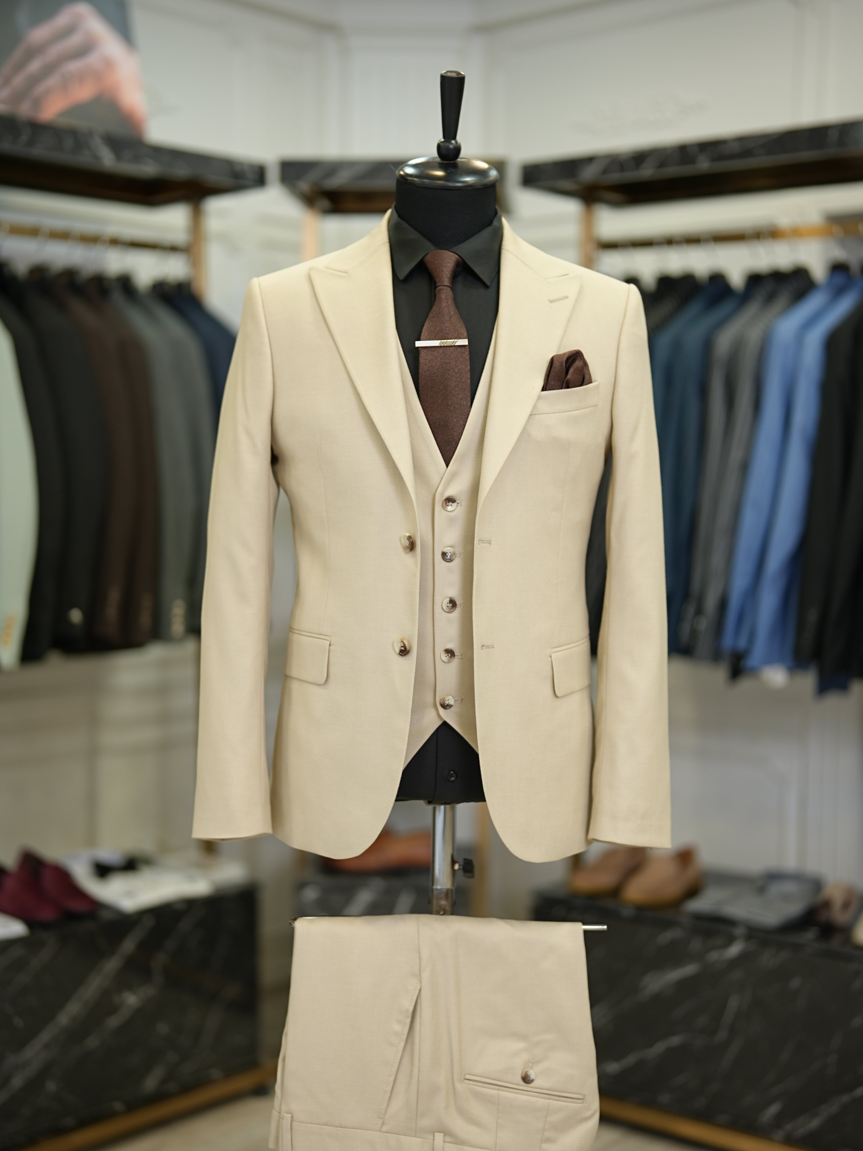 Abito da uomo Dobby con collo a rondine, stile italiano, giacca slim fit, gilet, pantaloni - Beige