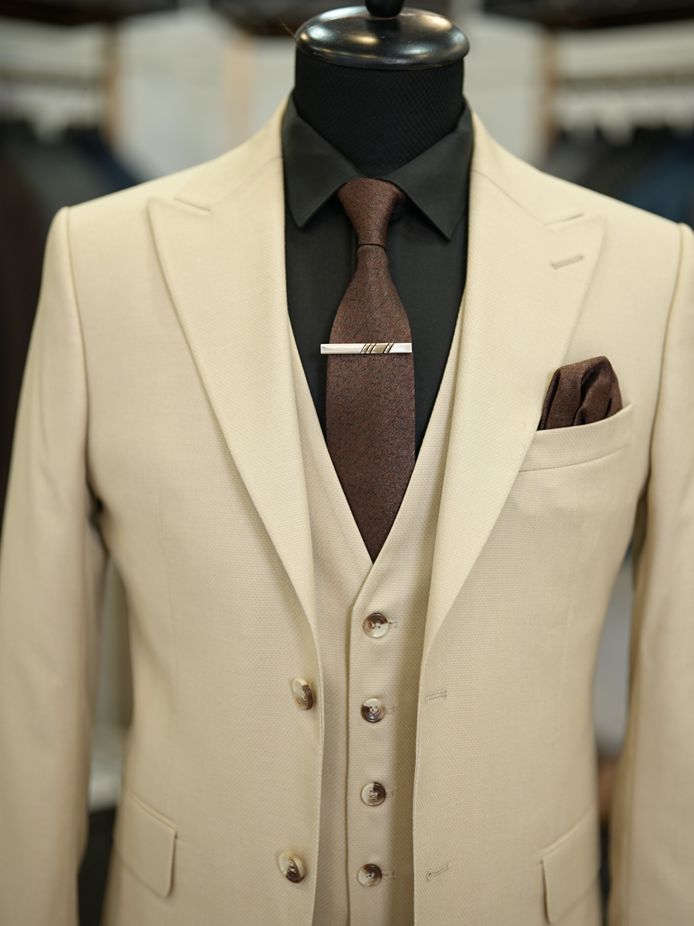 Abito da uomo Dobby con collo a rondine, stile italiano, giacca slim fit, gilet, pantaloni - Beige