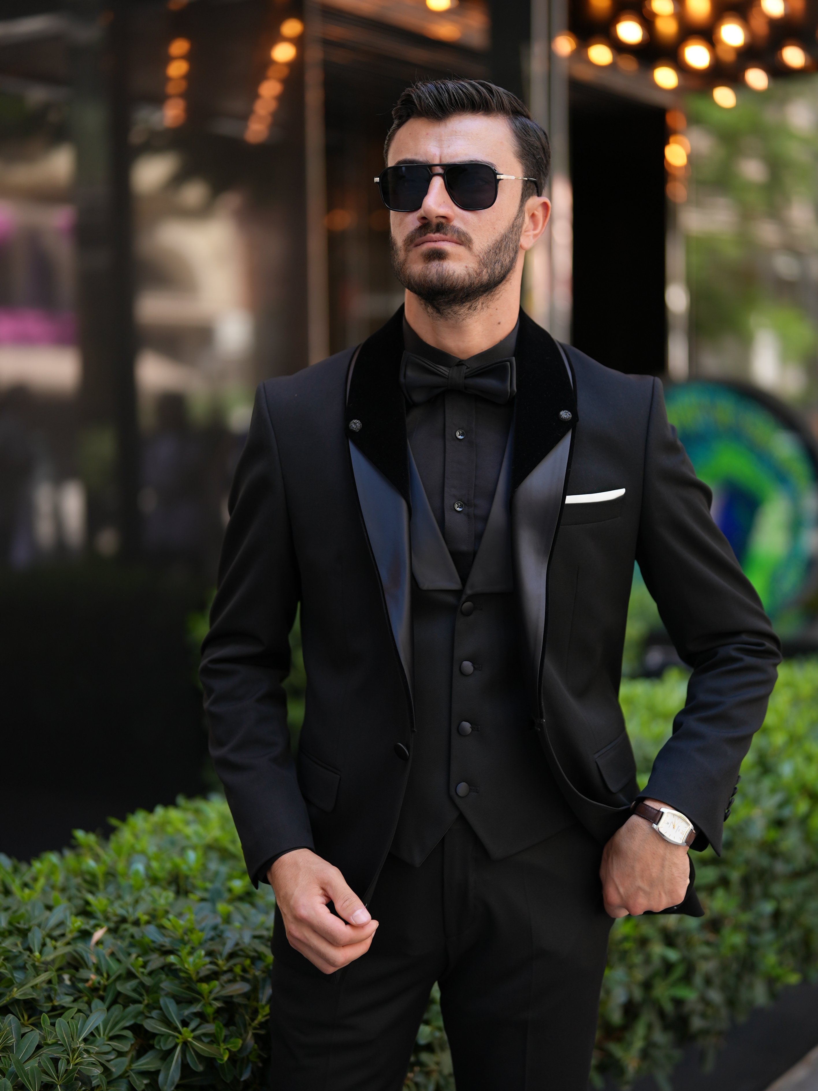 Completo da sposo da uomo in stile italiano, slim fit, con giacca, gilet, pantaloni e papillon, con risvolto decorato e scialle - nero