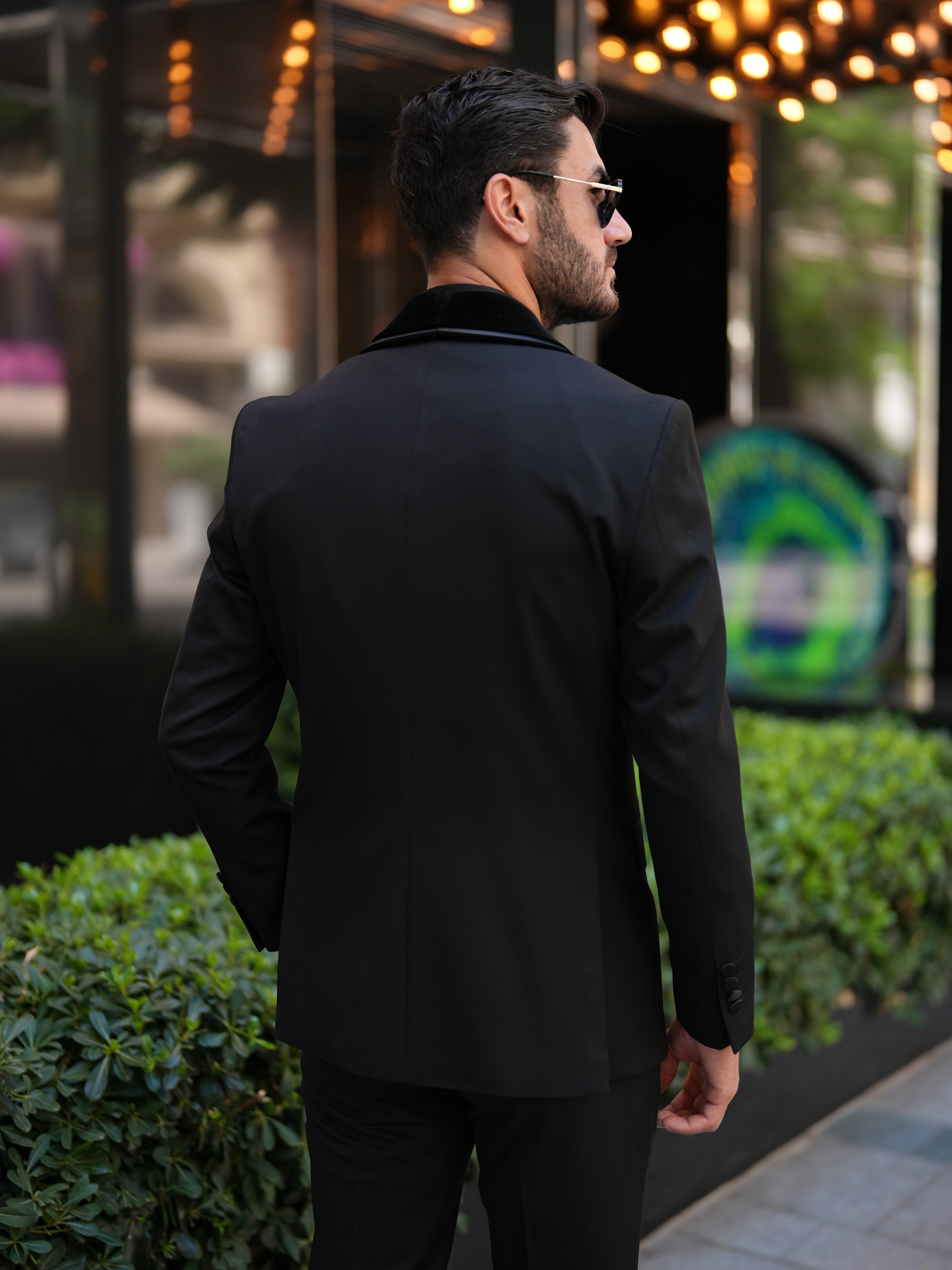 Completo da sposo da uomo in stile italiano, slim fit, con giacca, gilet, pantaloni e papillon, con risvolto decorato e scialle - nero