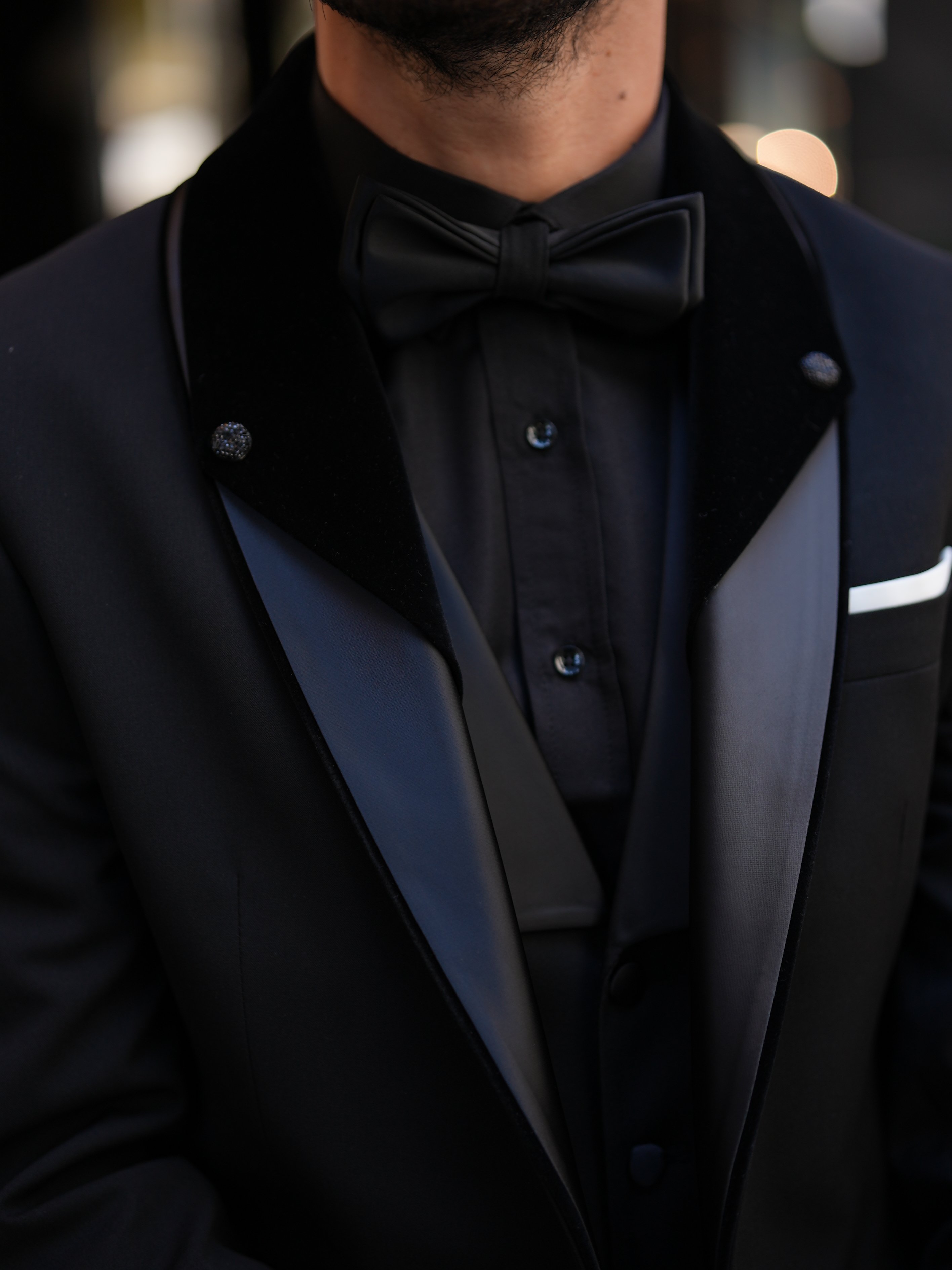 Completo da sposo da uomo in stile italiano, slim fit, con giacca, gilet, pantaloni e papillon, con risvolto decorato e scialle - nero