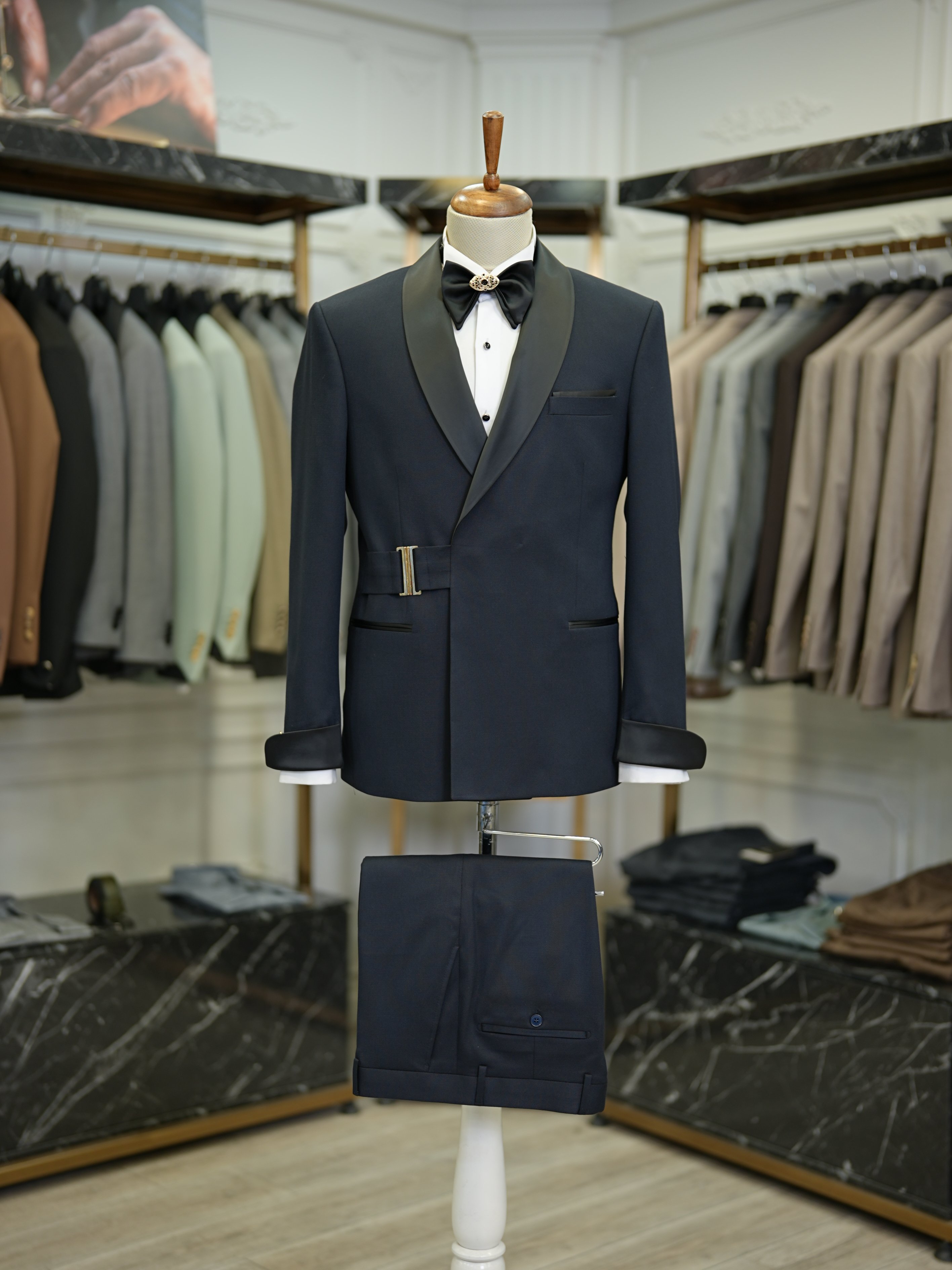 Zweireihiger Smoking-Bräutigamanzug für Herren mit goldener Schnalle und Schalkragen im italienischen Stil, Slim-Fit-Jacke, Hose, Fliege – Dunkelblau