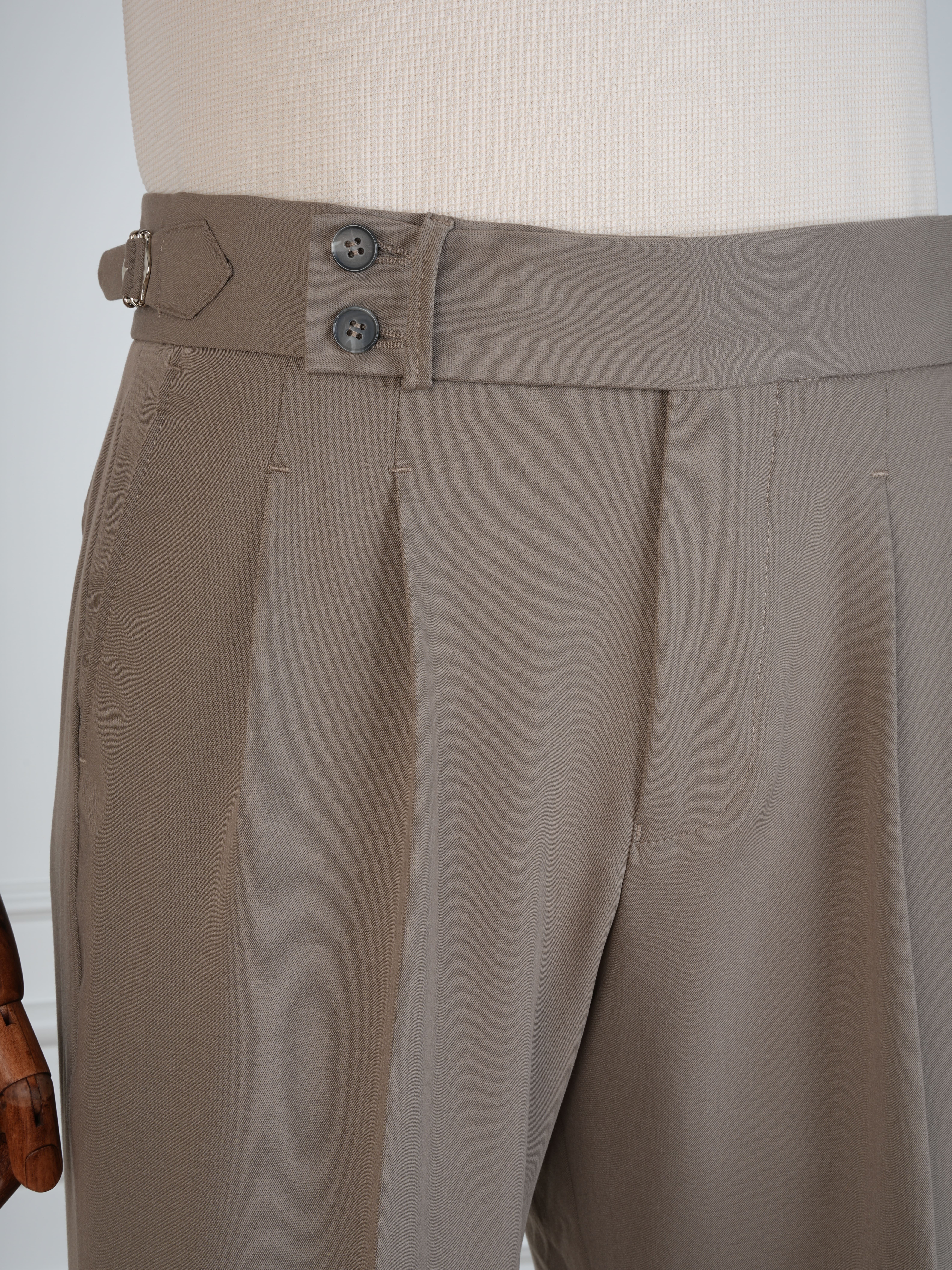 Erkek Regular Fit Yüksek Bel Piliseli Tokalı Kumaş Pantolon - Sütlü Kahve