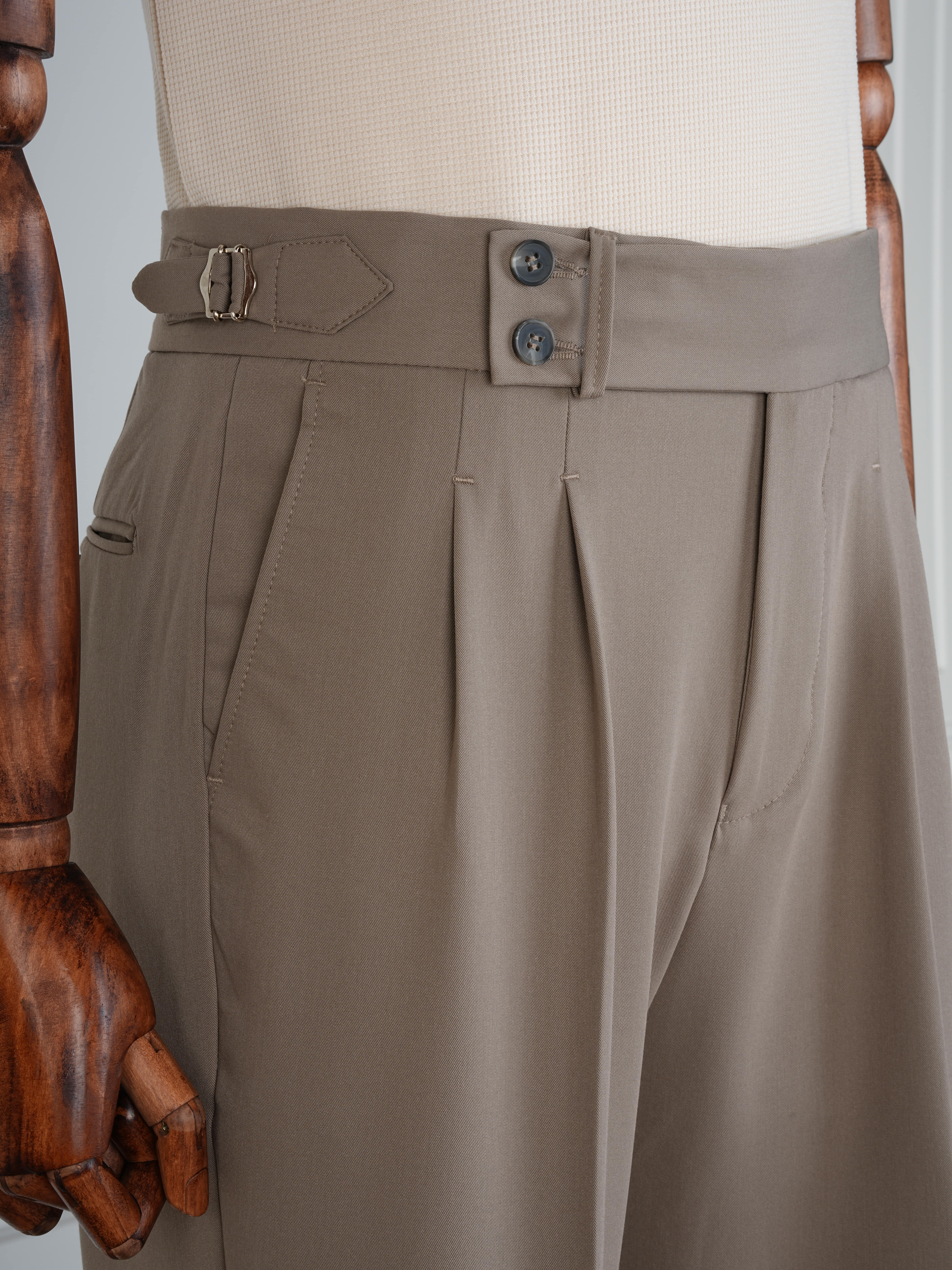 Erkek Regular Fit Yüksek Bel Piliseli Tokalı Kumaş Pantolon - Sütlü Kahve