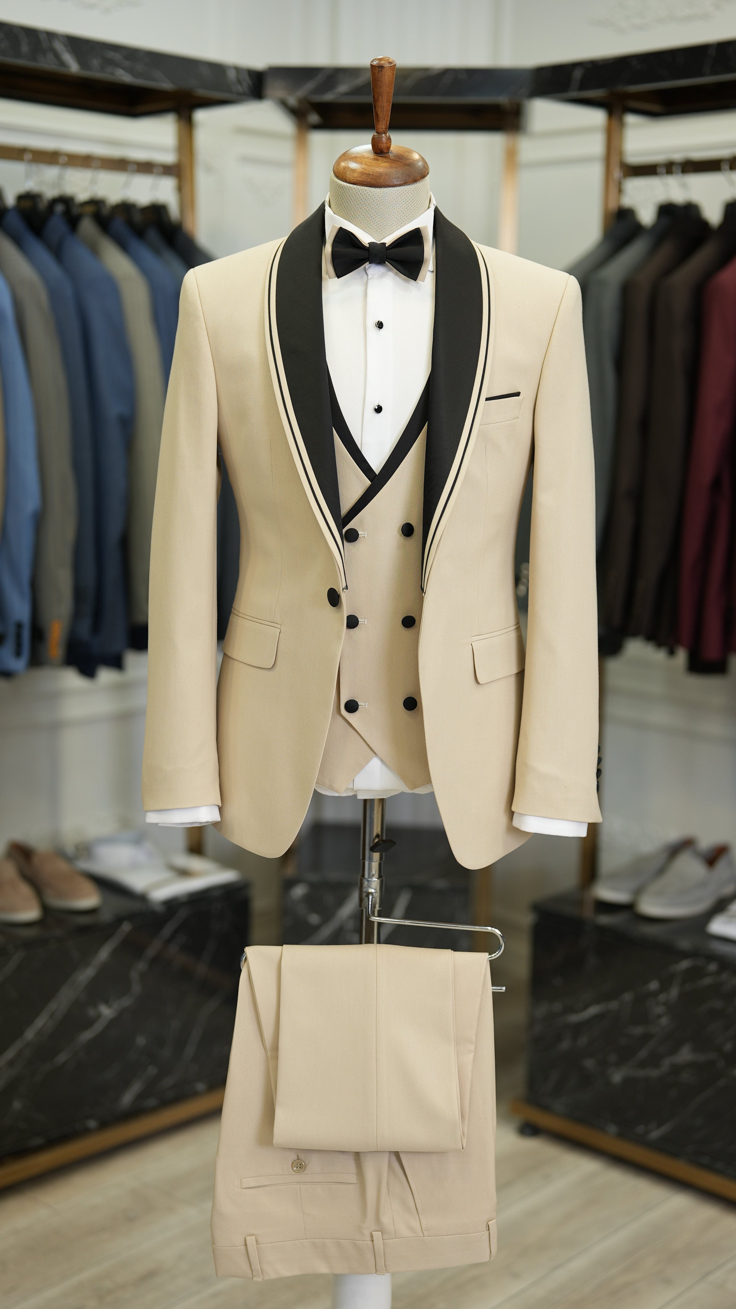 Abito da sposo smoking da uomo con risvolto sciallato, taglio italiano, vestibilità slim, giacca, gilet, pantaloni, papillon-Beige