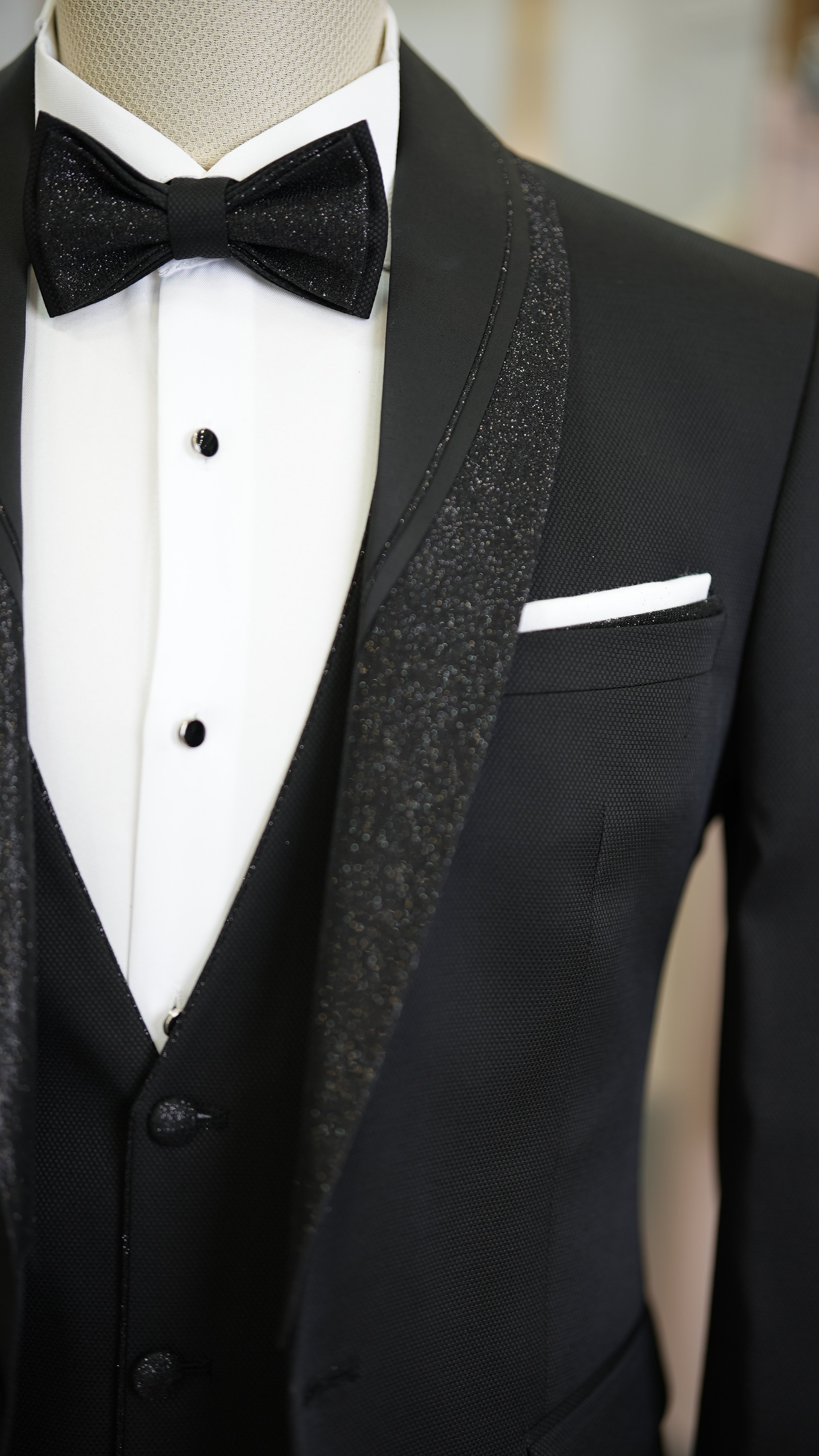 Italienischer Smoking-Bräutigam-Anzug, Jacke, Weste, Hose, Fliege – Schwarz