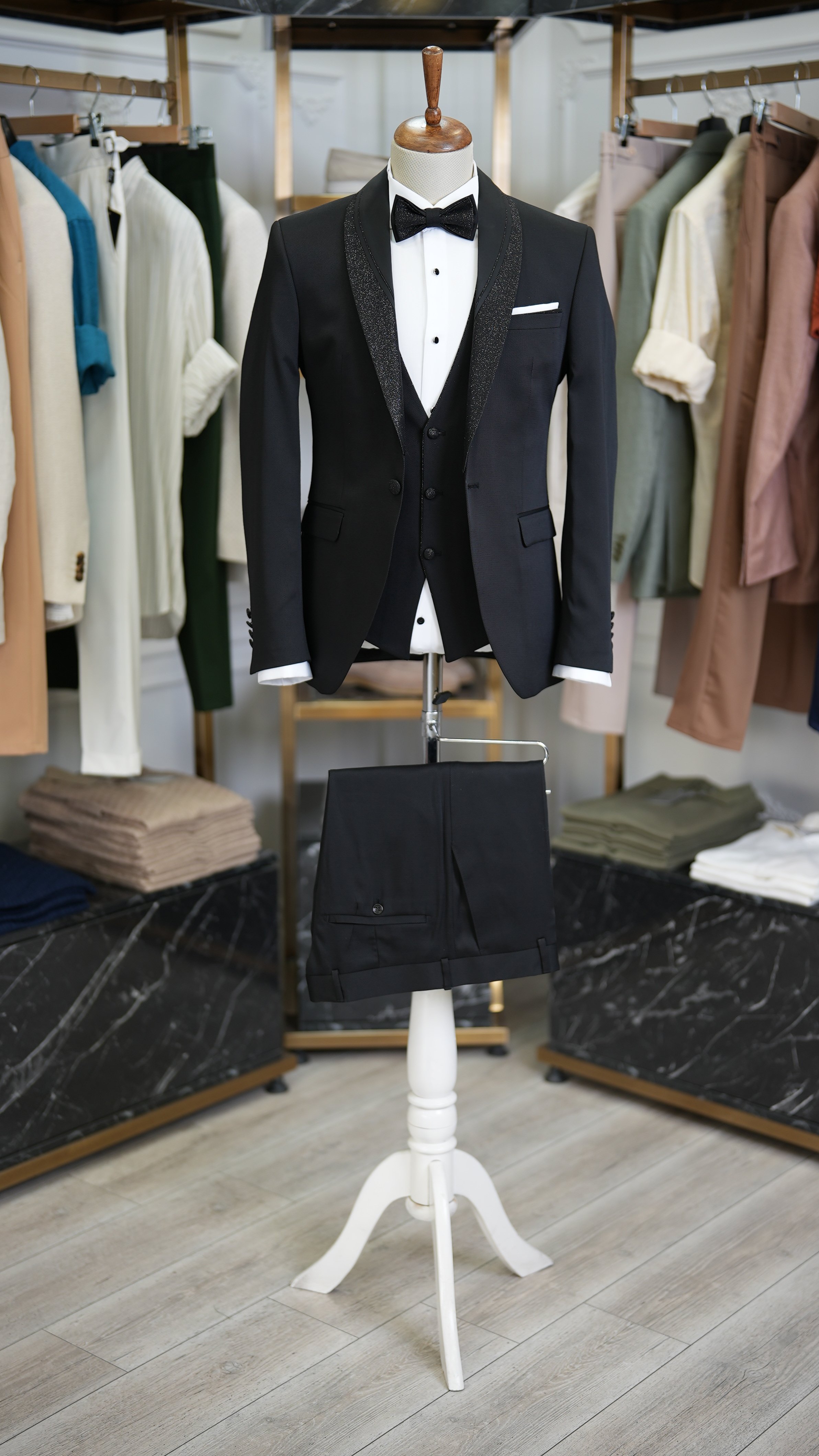 Italienischer Smoking-Bräutigam-Anzug, Jacke, Weste, Hose, Fliege – Schwarz