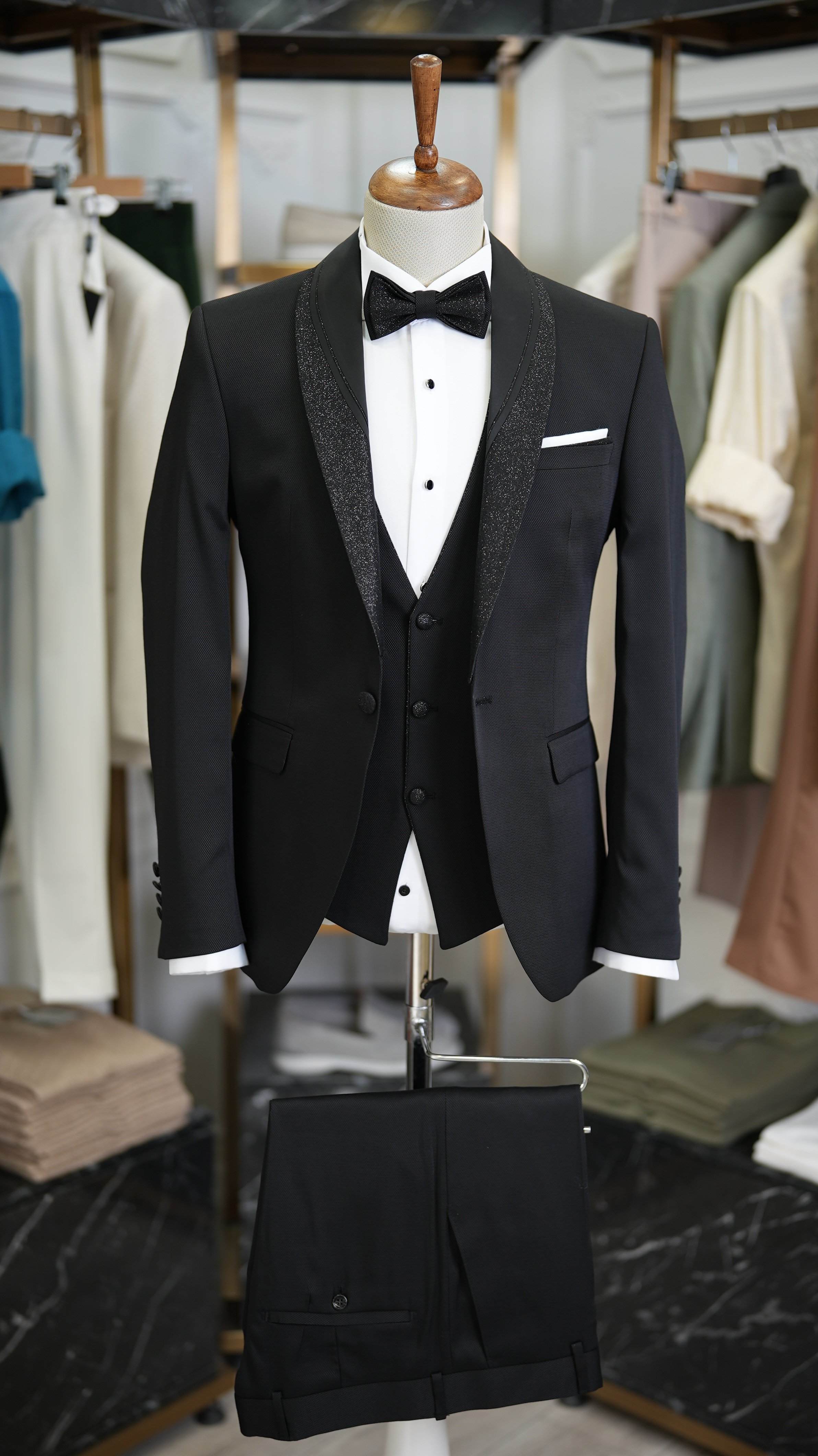 Italienischer Smoking-Bräutigam-Anzug, Jacke, Weste, Hose, Fliege – Schwarz
