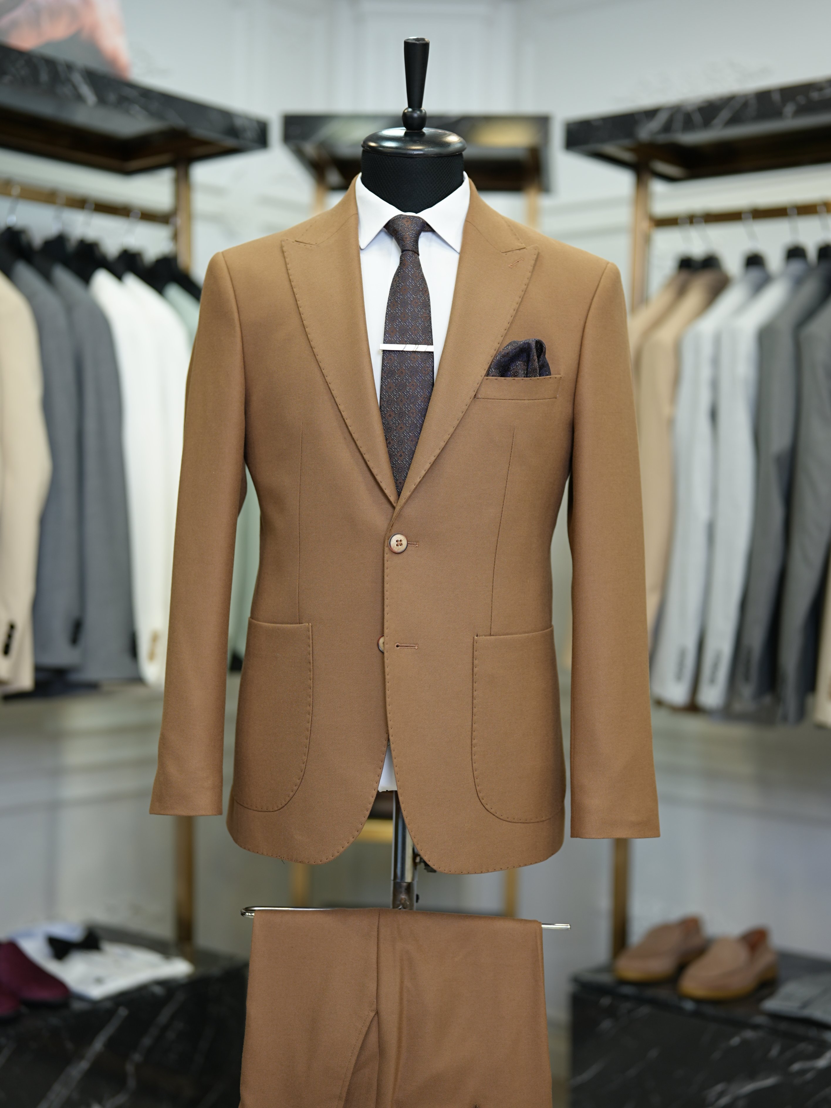 Abito da uomo slim fit in stile italiano slim fit con colletto a rondine di lusso, semifoderato, con tasche a marsupio - Cammello