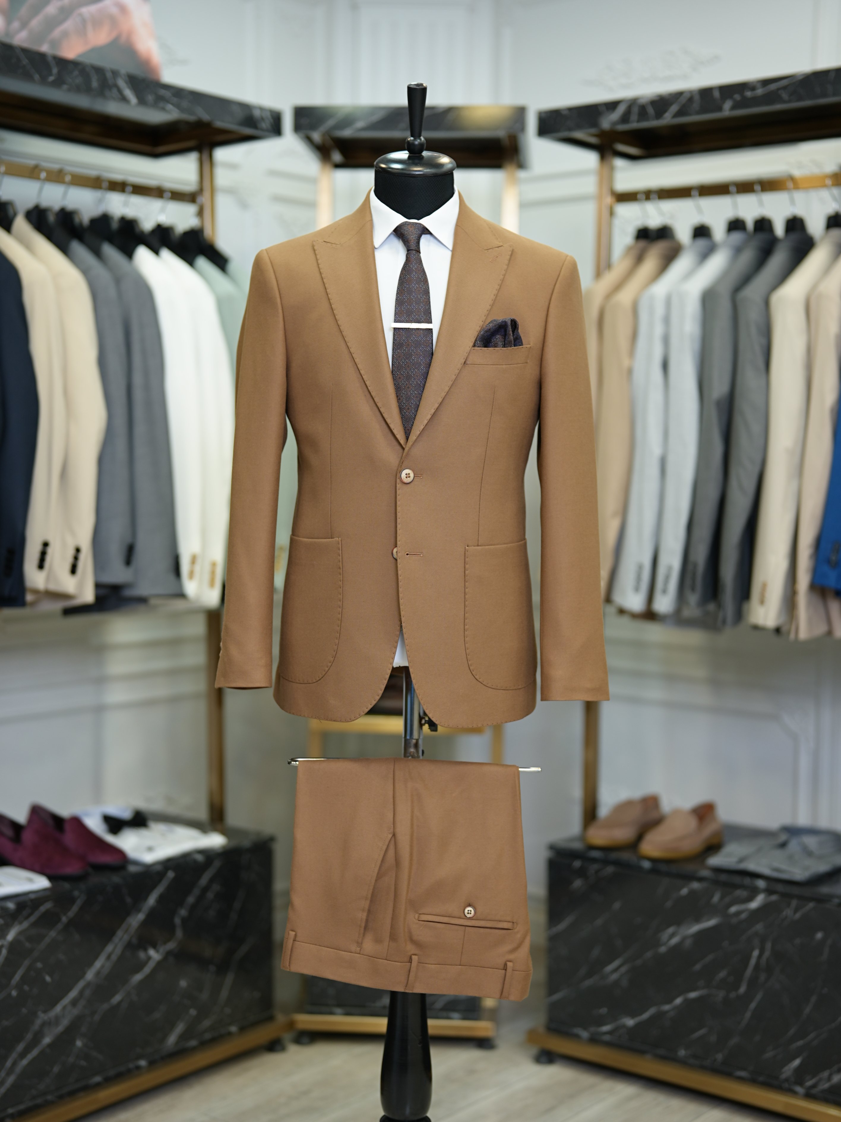 Abito da uomo slim fit in stile italiano slim fit con colletto a rondine di lusso, semifoderato, con tasche a marsupio - Cammello